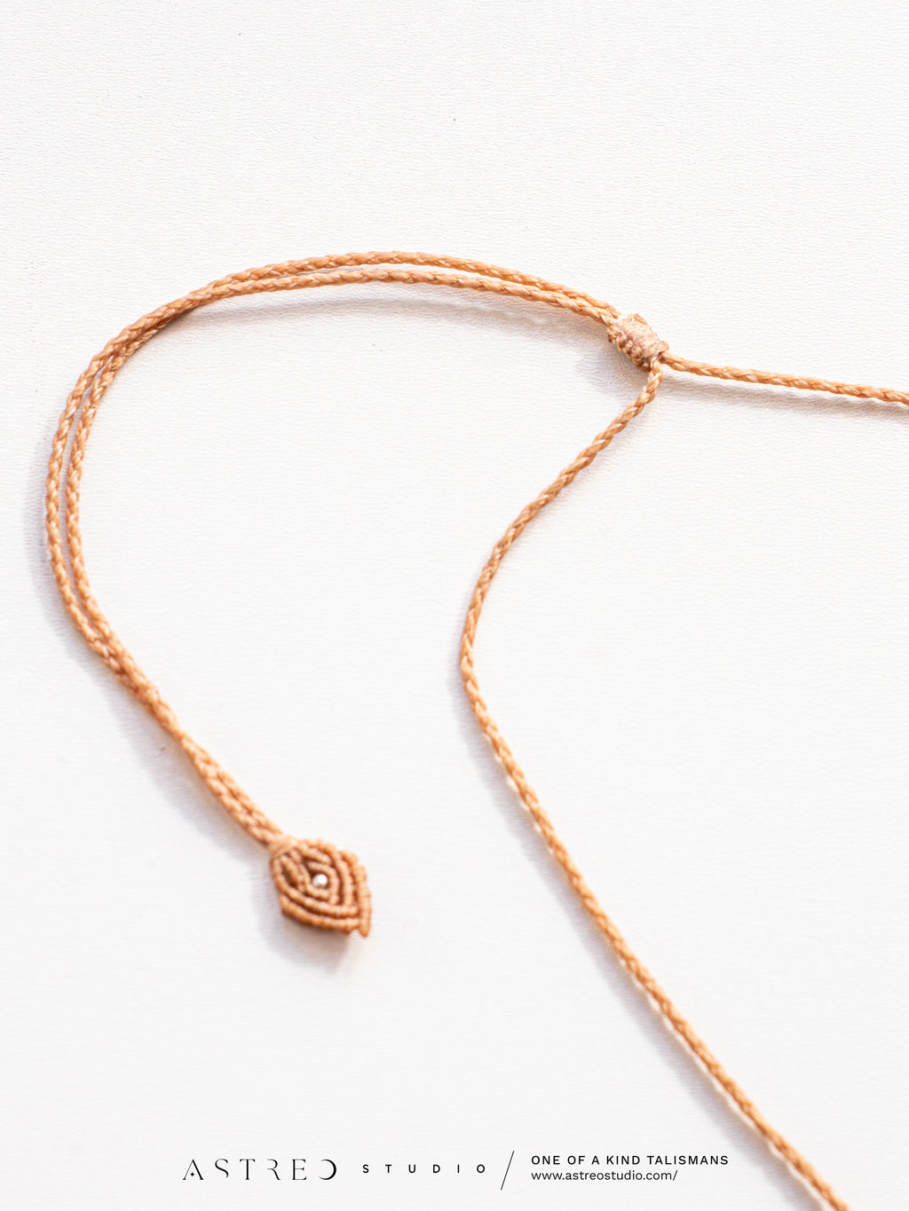 Macramé ketting Master Quartz VI: Ghost met Amazonieten.