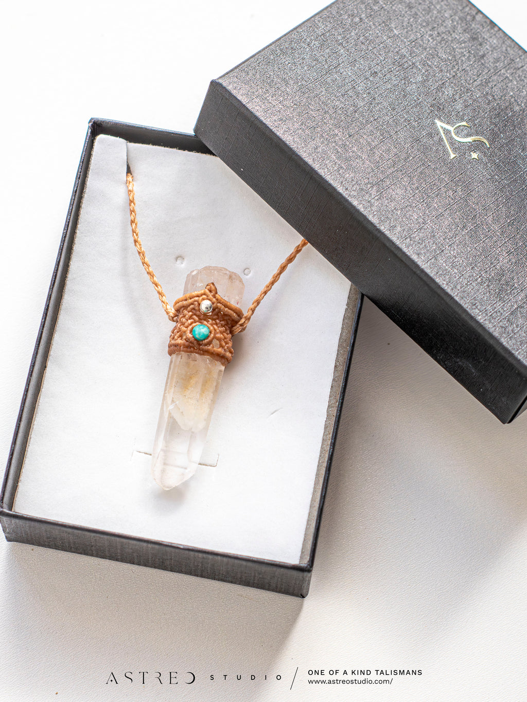 Macramé ketting Master Quartz VI: Ghost met Amazonieten.