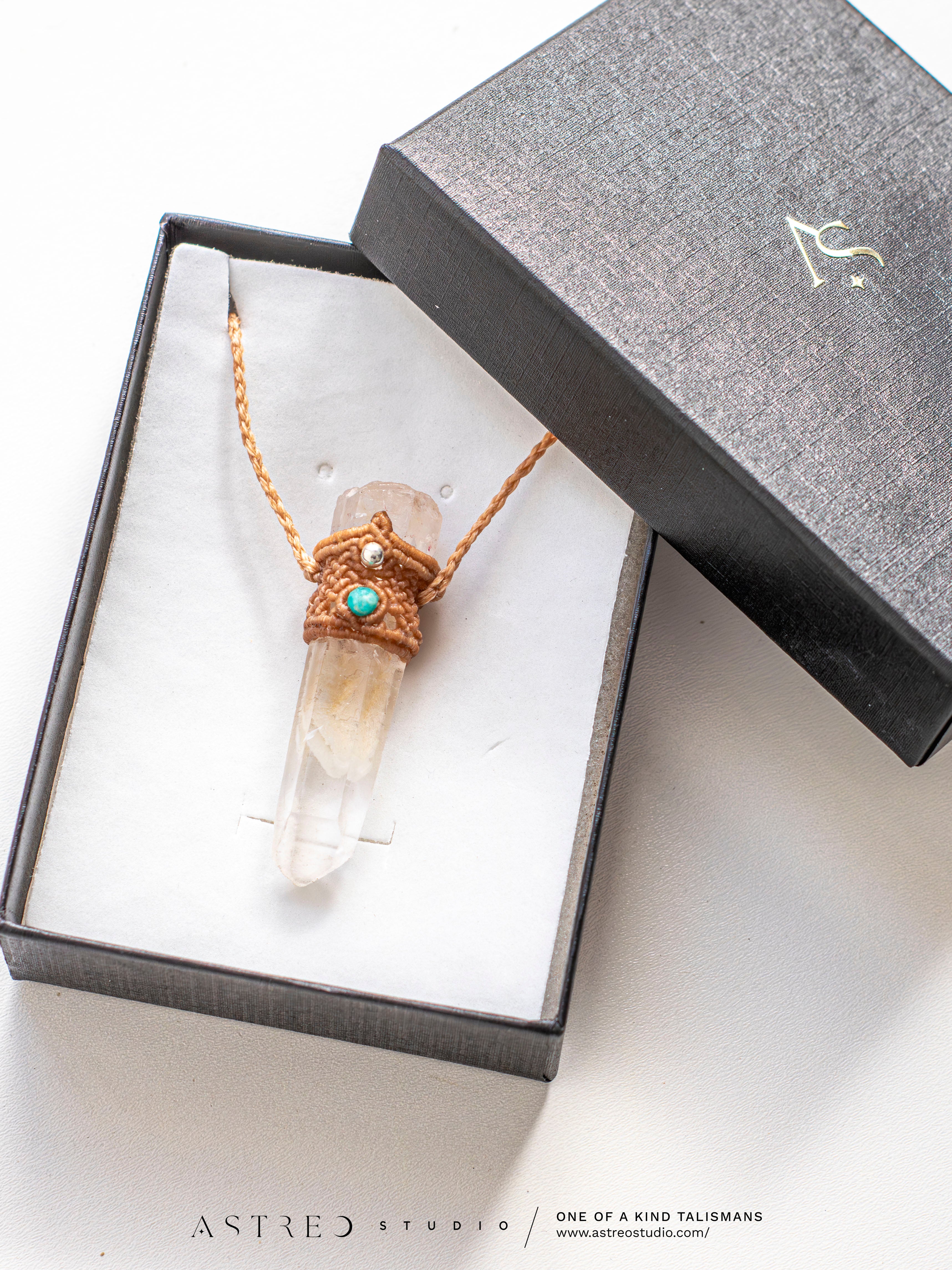 Macramé ketting Master Quartz VI: Ghost met Amazonieten.