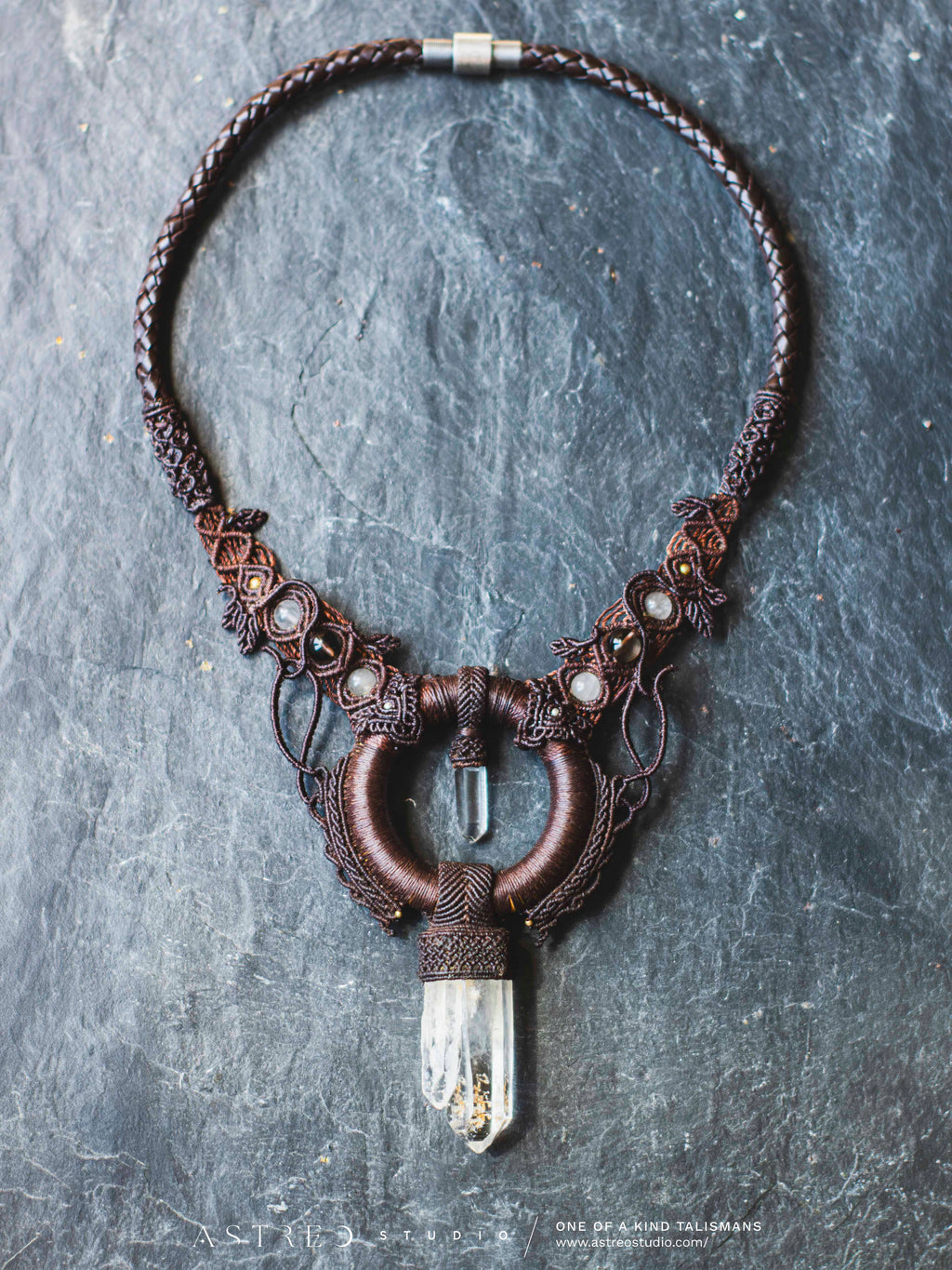 "We Are All One" | Collar Macrame con Cuarzo Gemelo Golden Healer Blue Smoke