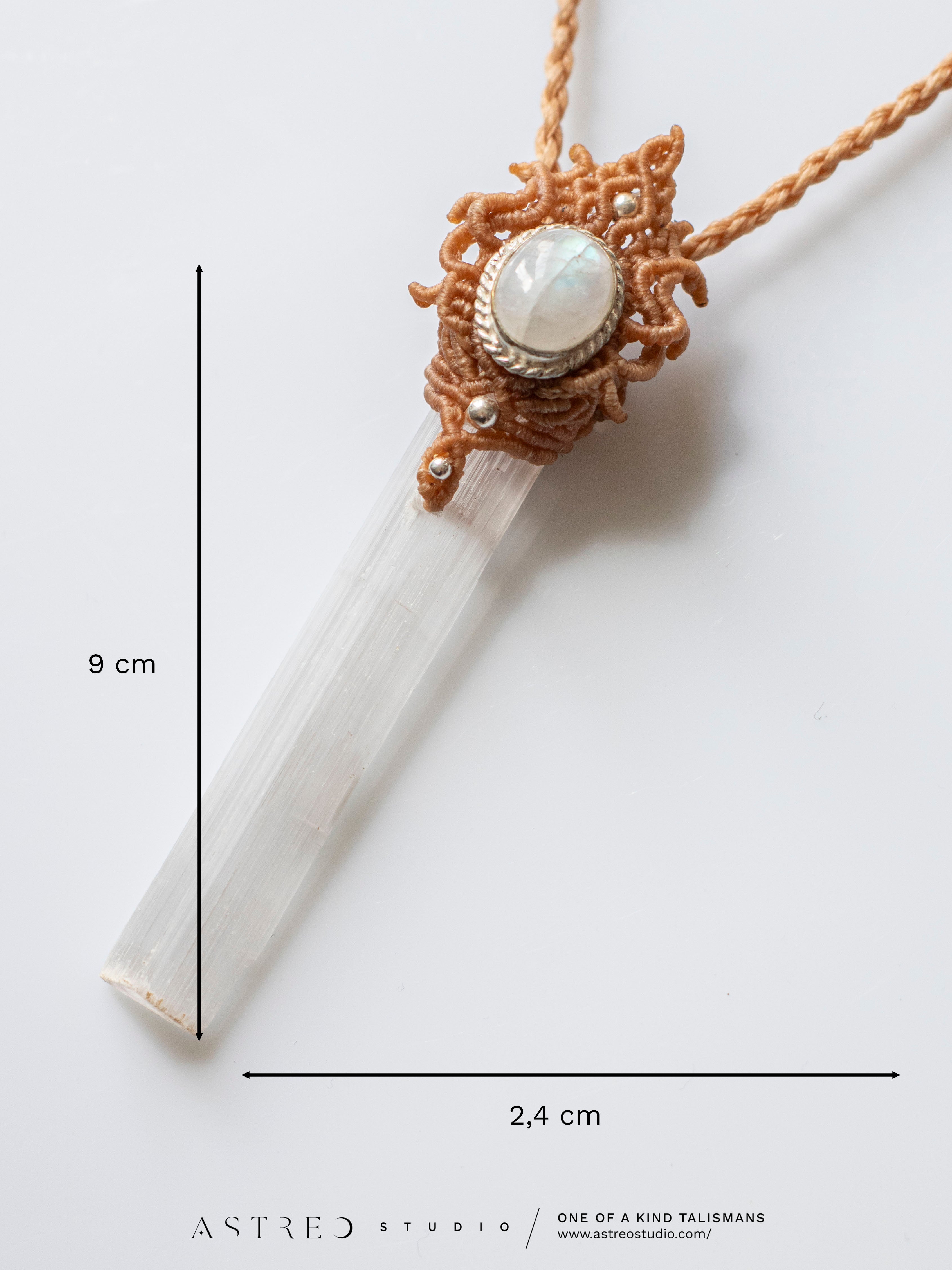 Macramé ketting met seleniet en maansteen. 
