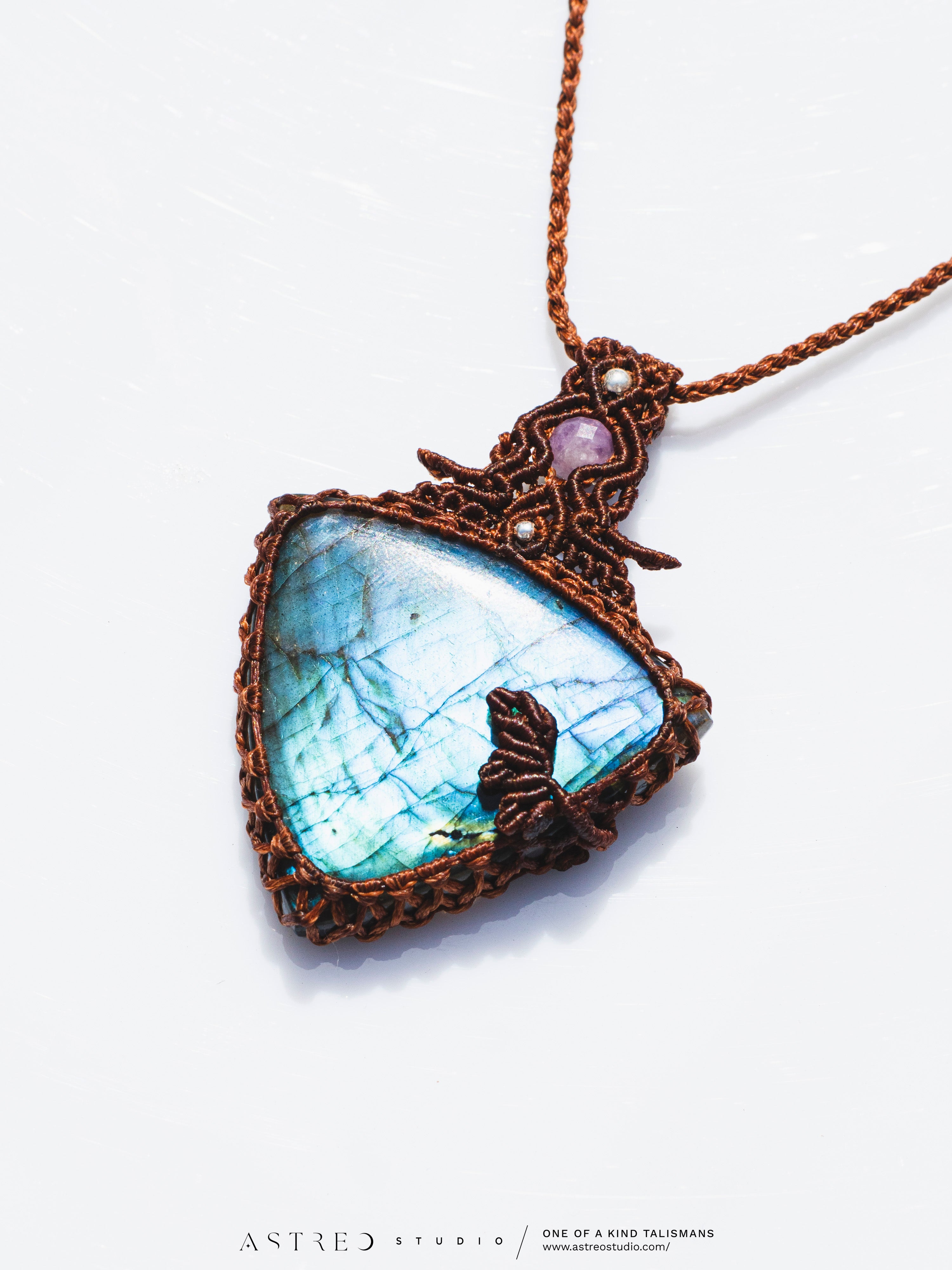 Collar Macrame Labradorita Azul Triangular