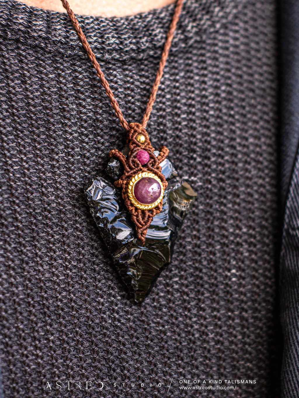 Collar Macrame Obsidiana y Rubi