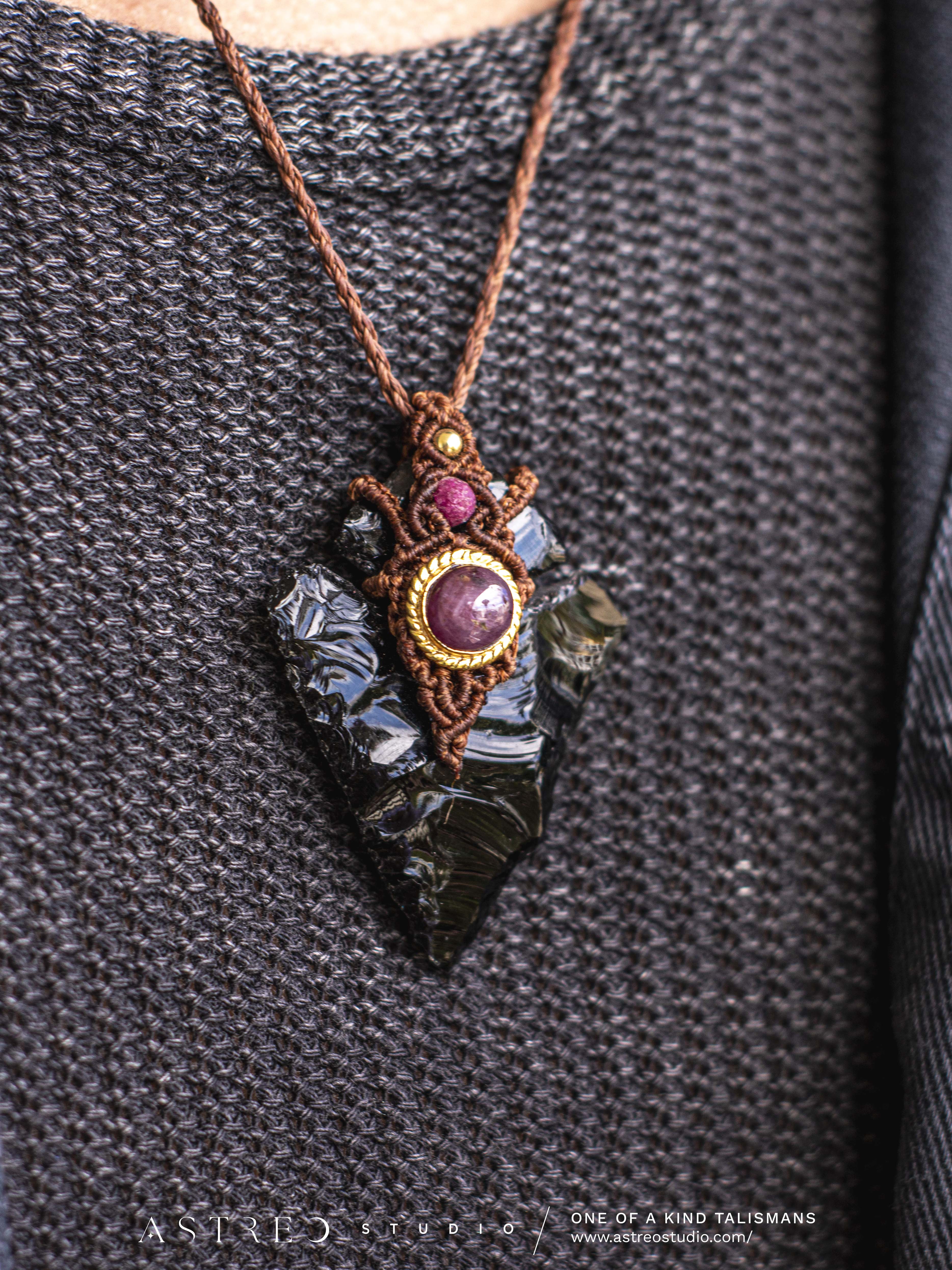 Collar Macrame Obsidiana y Rubi