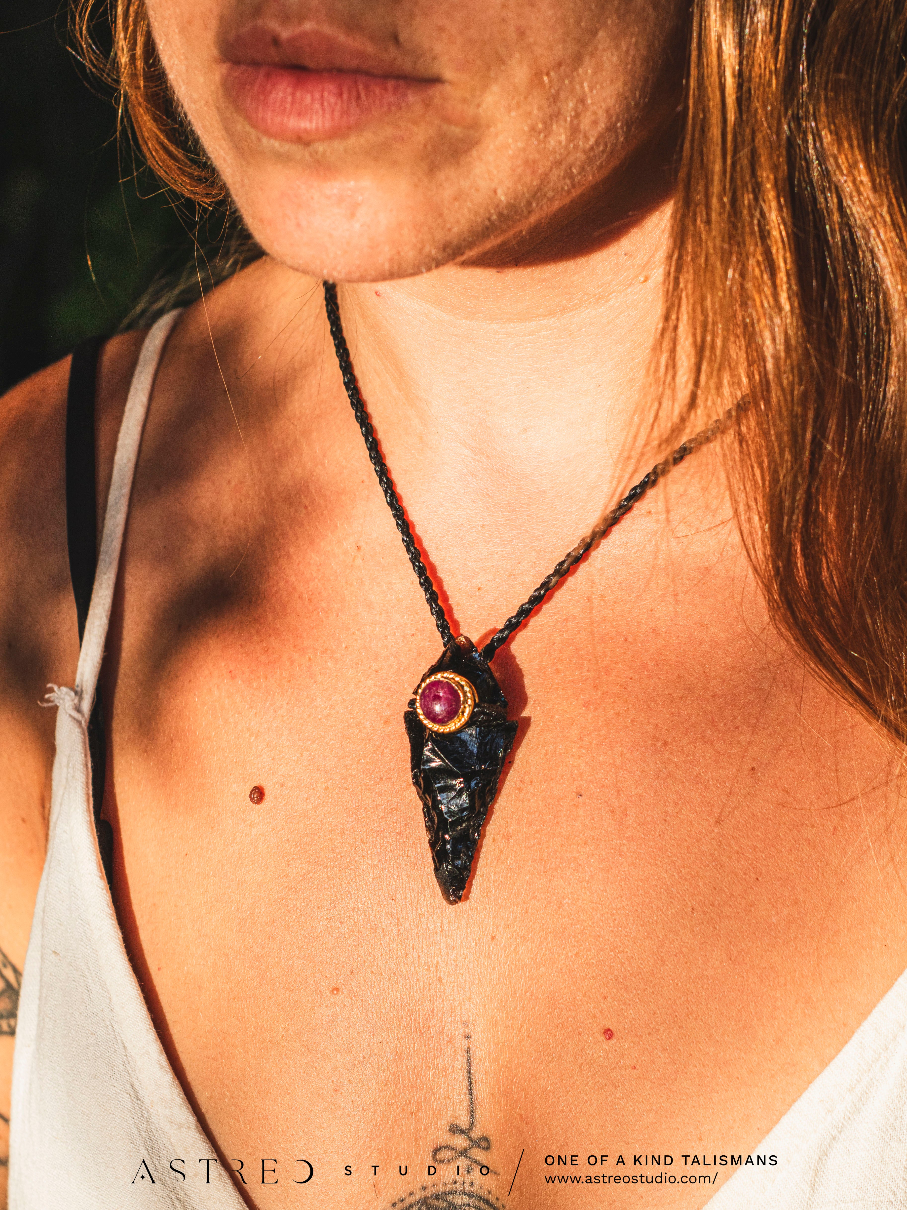 Collar Macrame Obsidiana y Rubi