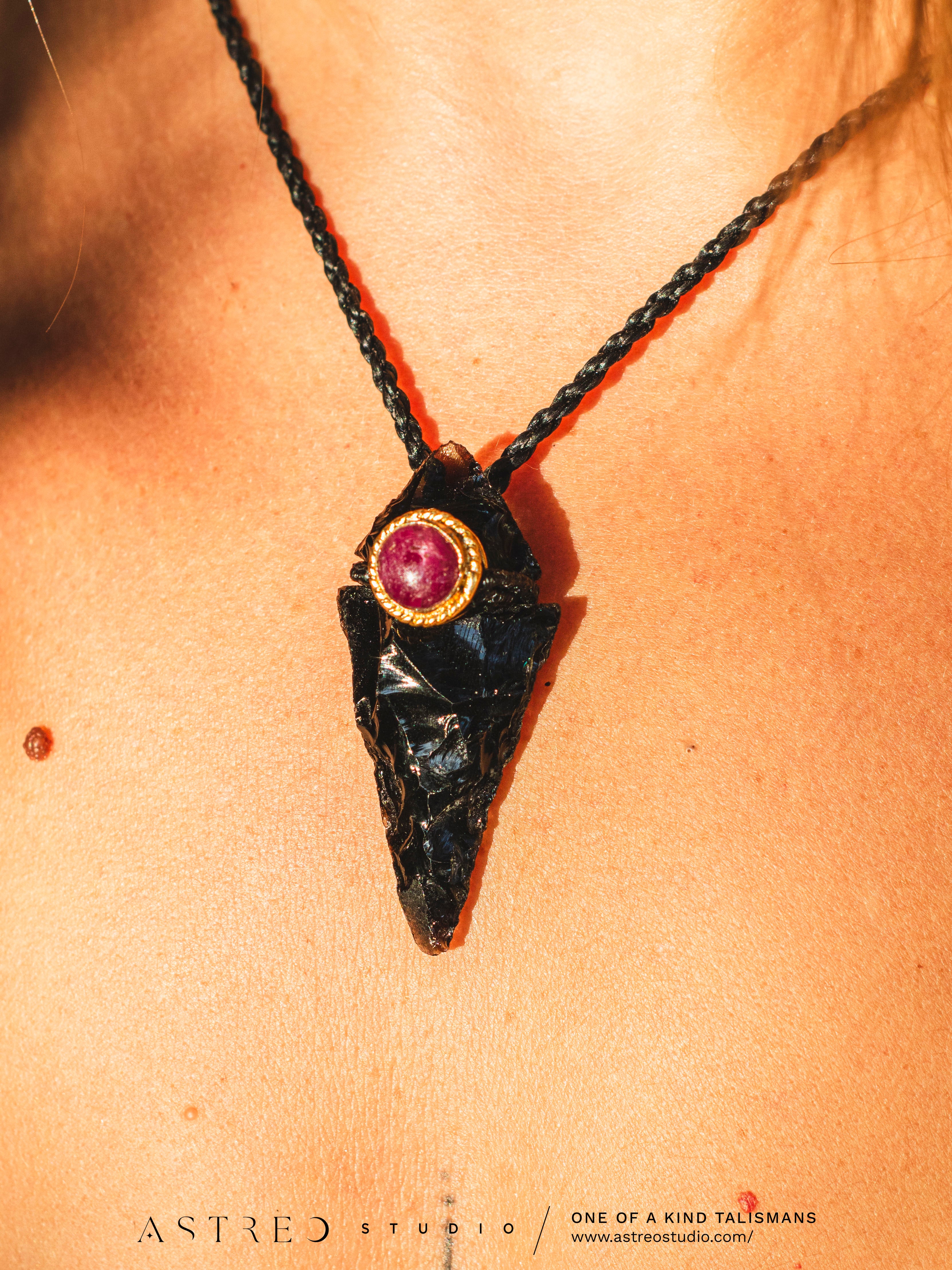 Collar Macrame Obsidiana y Rubi