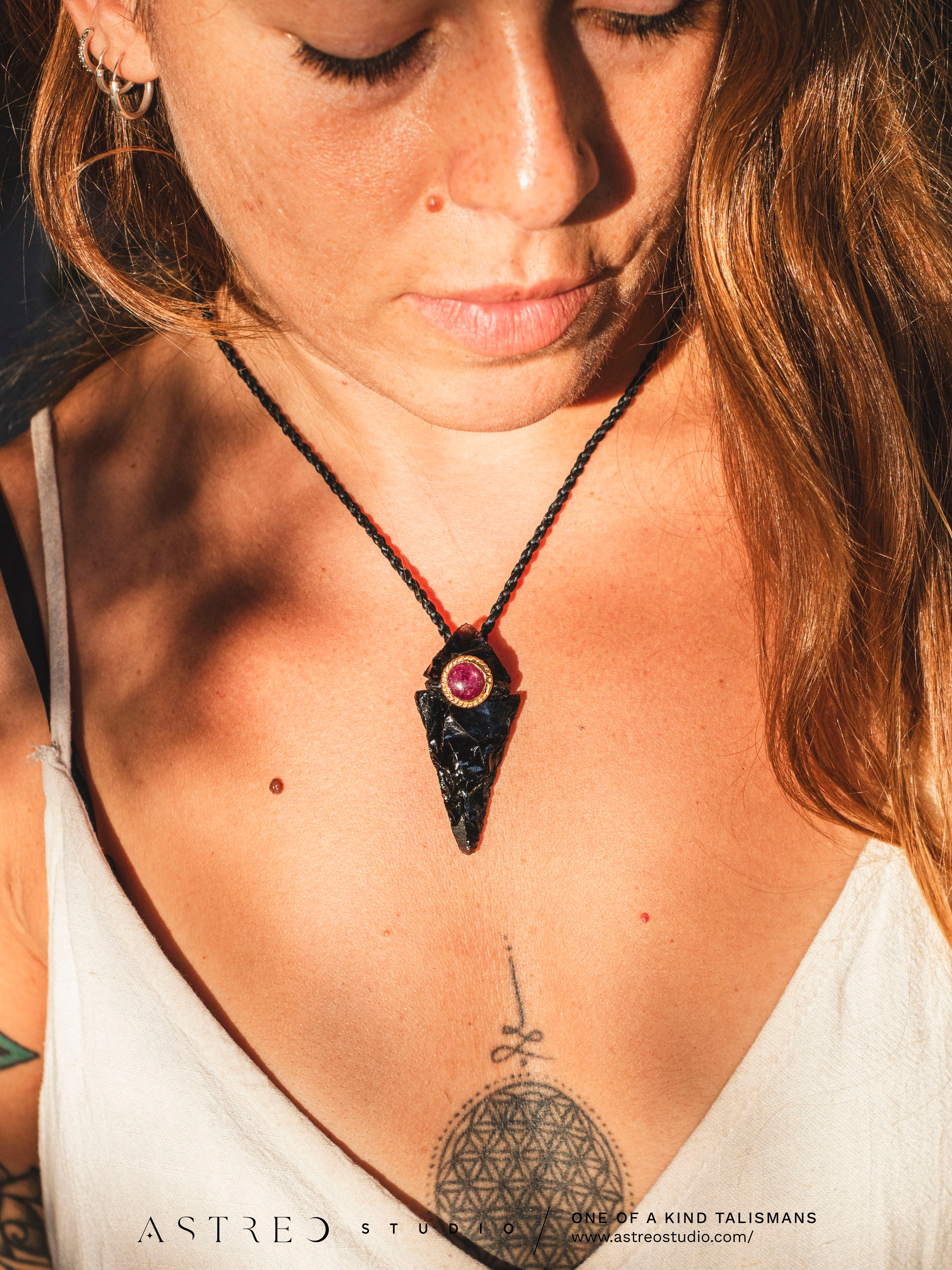 Collar Macrame Obsidiana y Rubi
