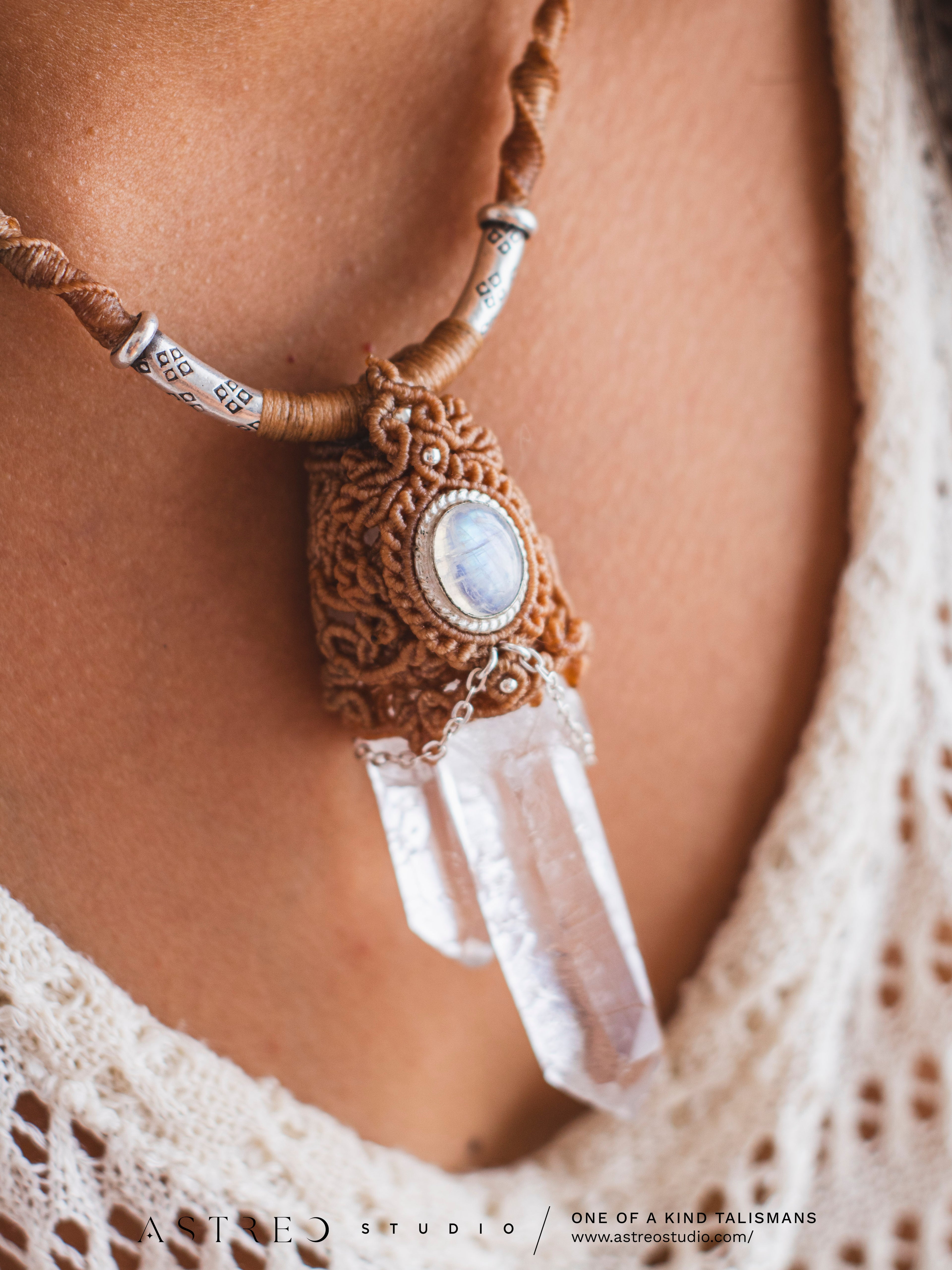 Collar Macrame Cuarzo Maestro Gemelo y Piedra Luna