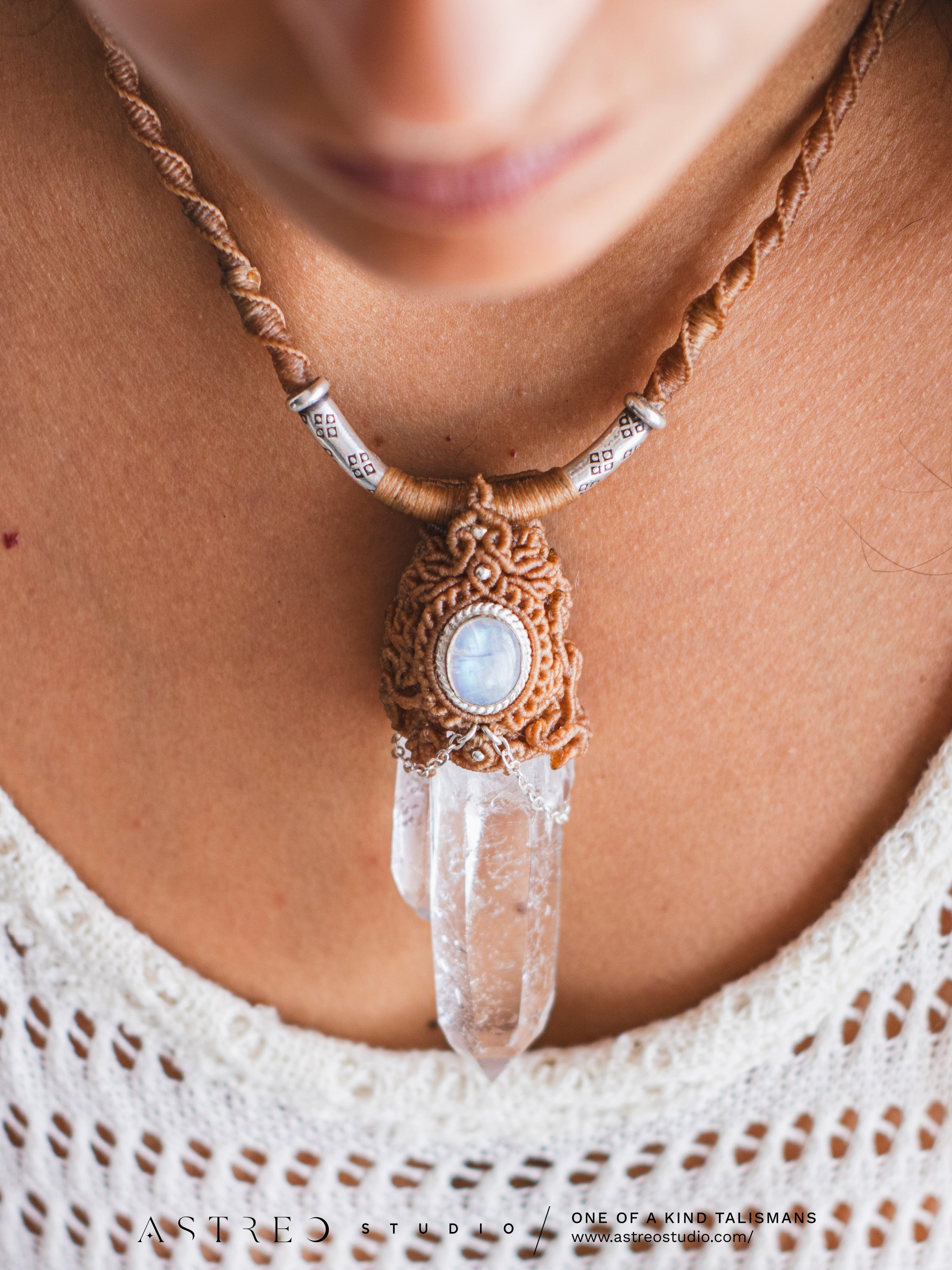 Collar Macrame Cuarzo Maestro Gemelo y Piedra Luna