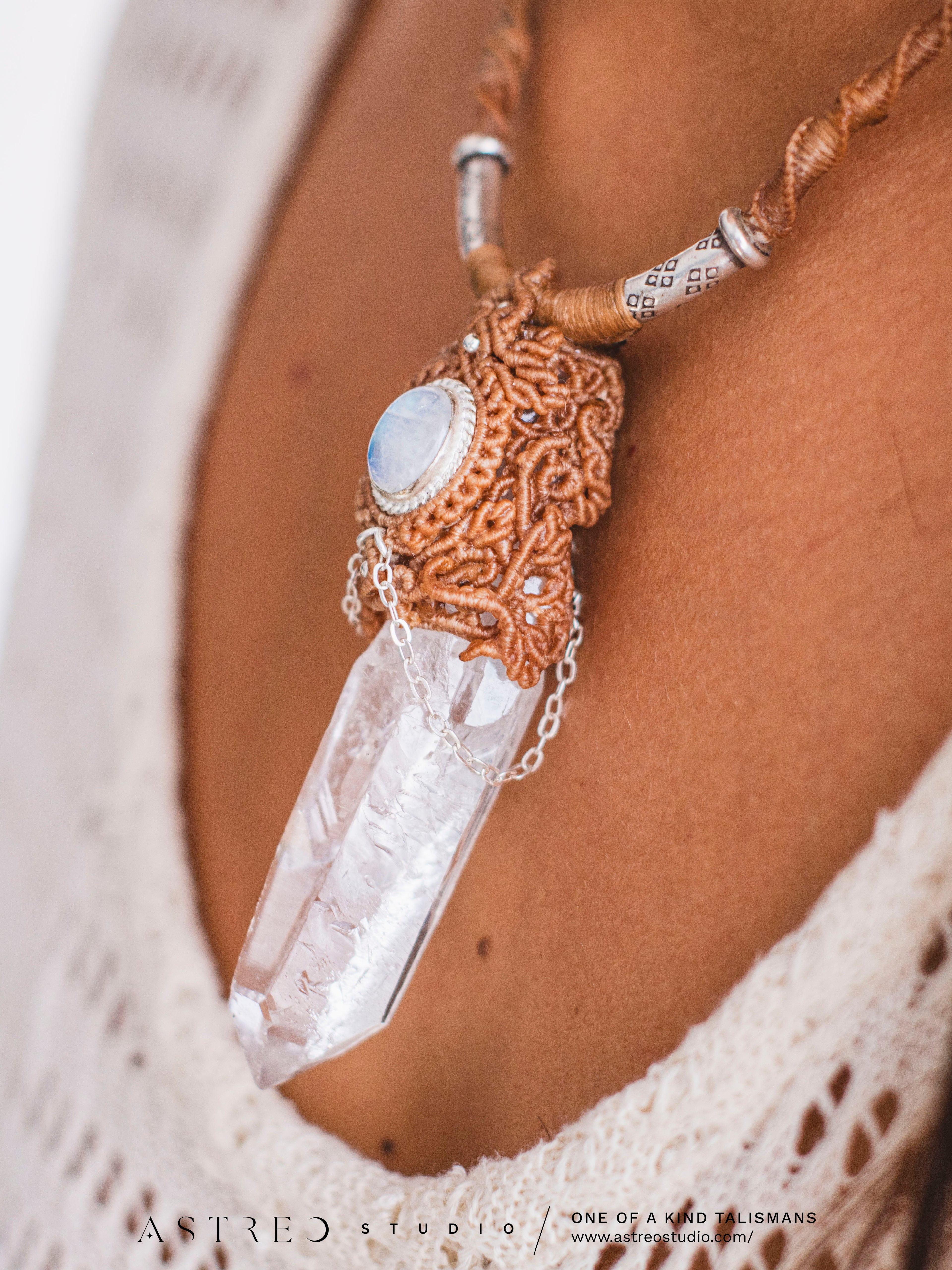 Collar Macrame Cuarzo Maestro Gemelo y Piedra Luna