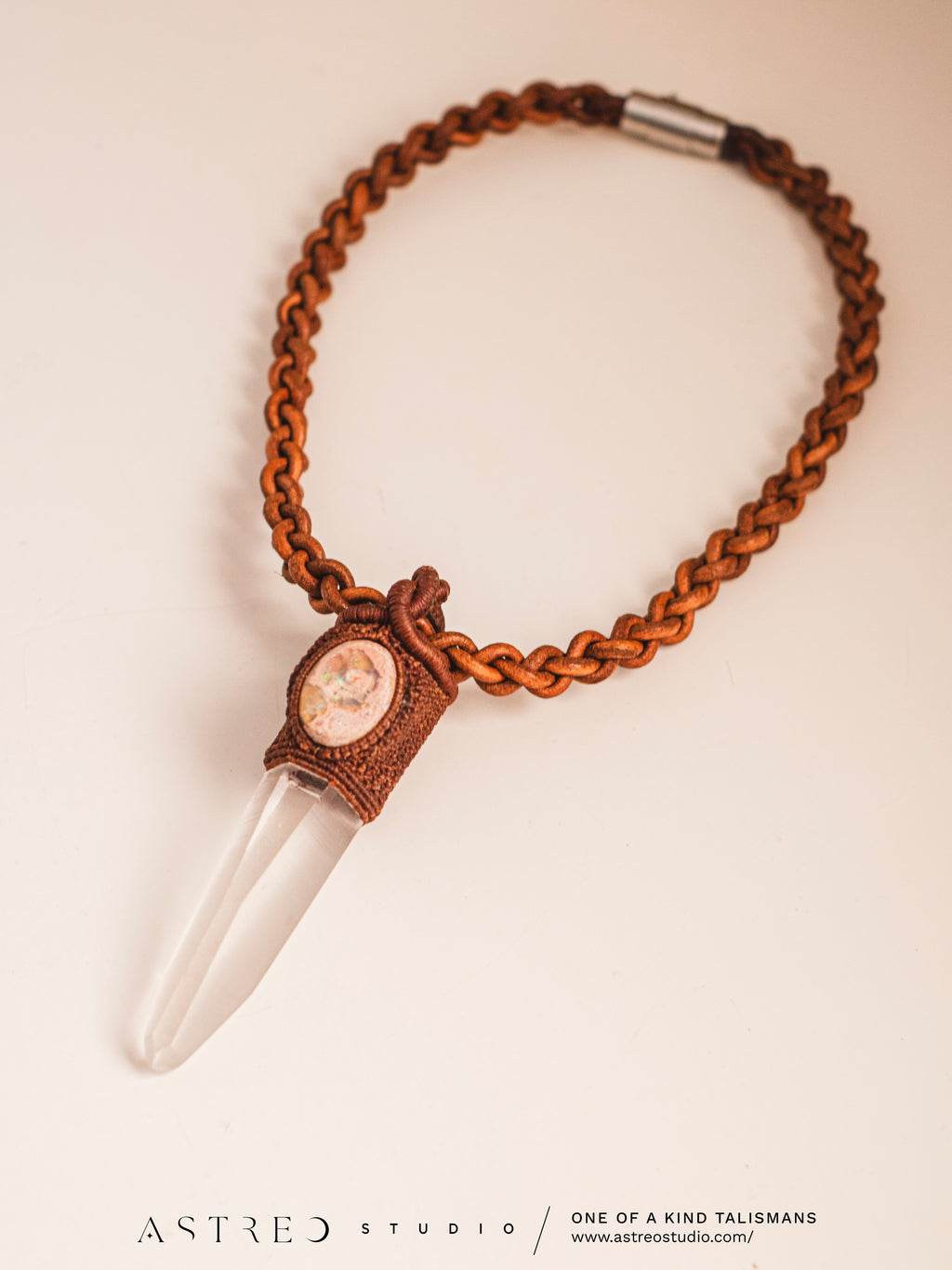 Collar Macrame y Cuero con Cuarzo Lemuriano y Ópalo de Fuego