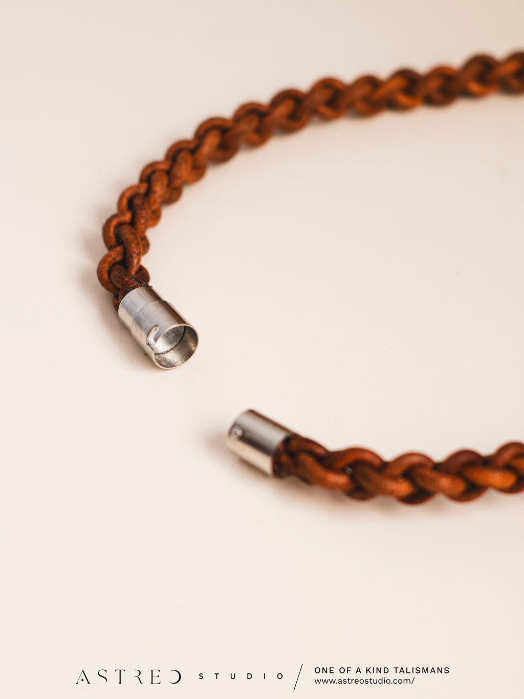 Collar Macrame y Cuero con Cuarzo Lemuriano y Ópalo de Fuego