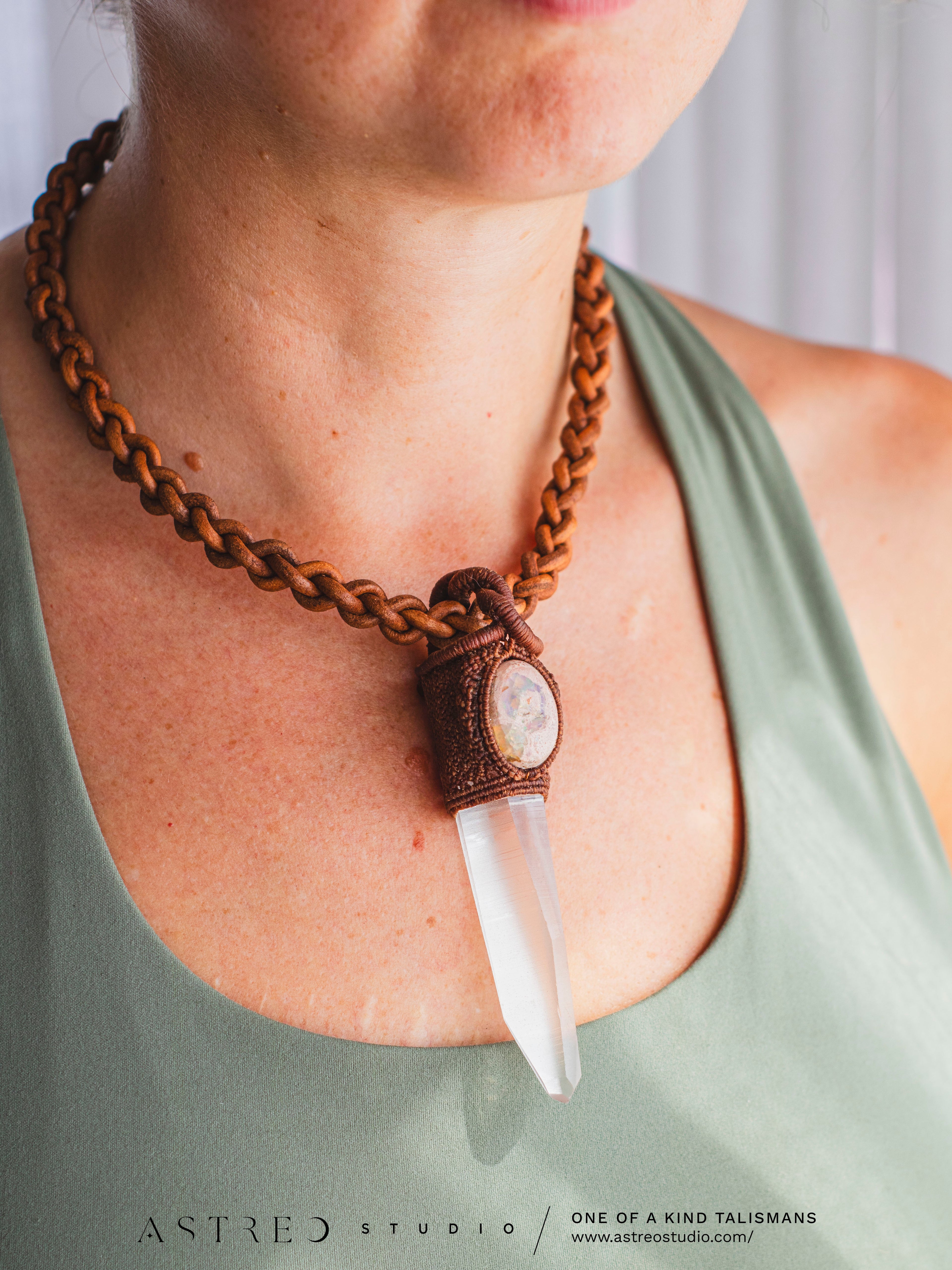 Collar Macrame y Cuero con Cuarzo Lemuriano y Ópalo de Fuego