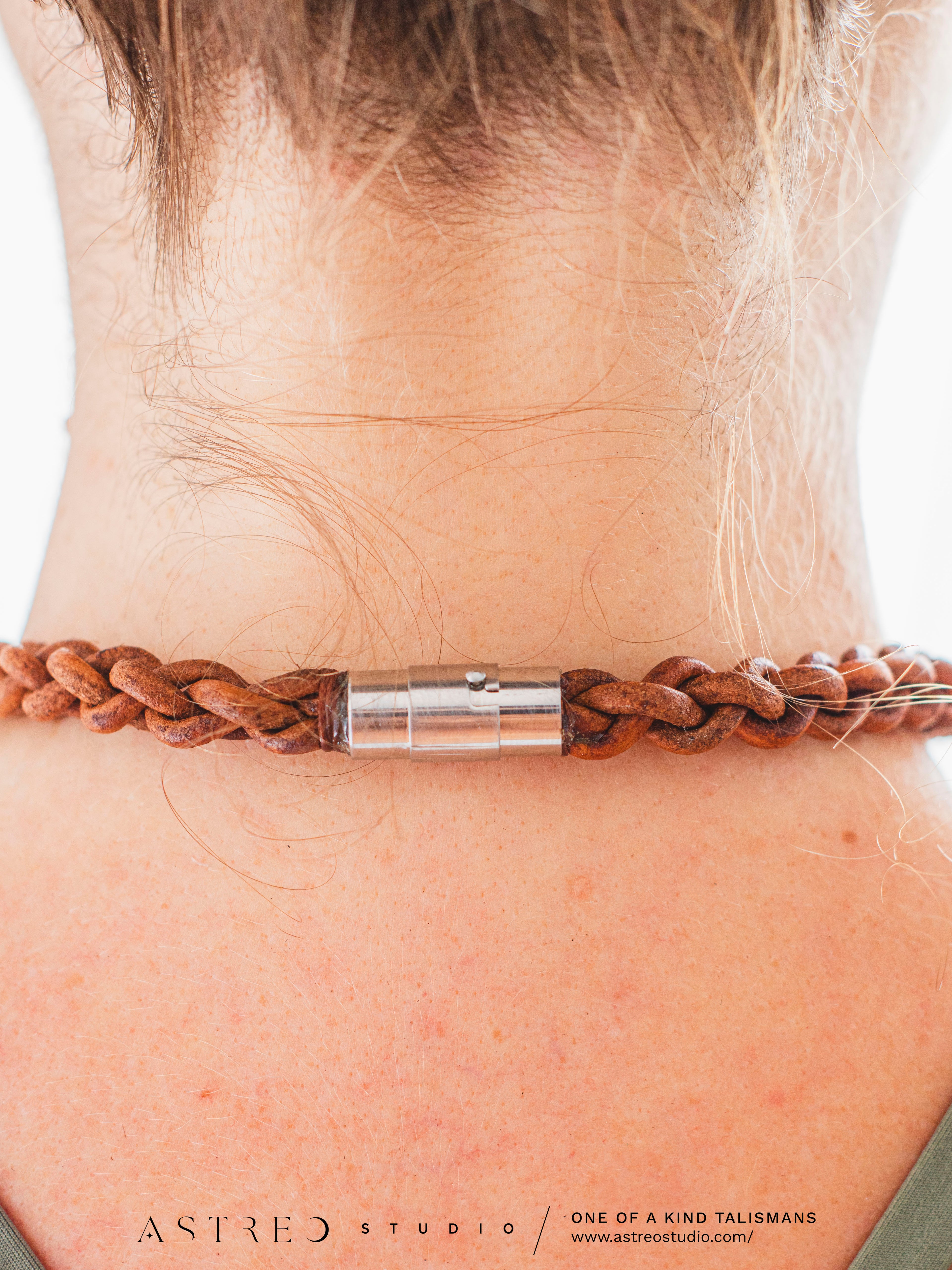 Collar Macrame y Cuero con Cuarzo Lemuriano y Ópalo de Fuego