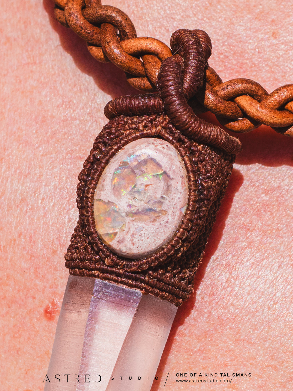 Collar Macrame y Cuero con Cuarzo Lemuriano y Ópalo de Fuego