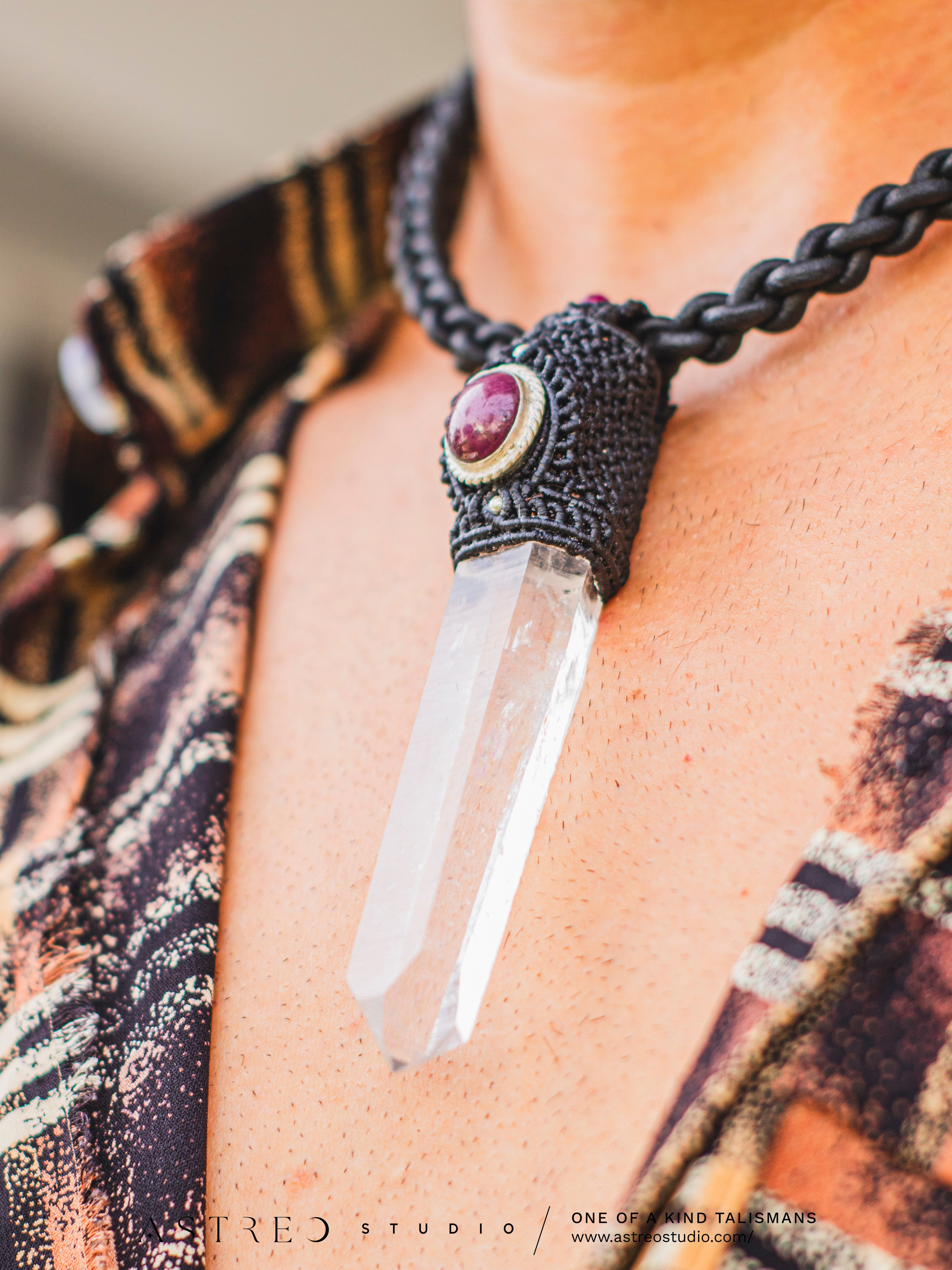 Collar Macrame y Cuero Cuarzo Lemuriano A+++ y Rubi Star