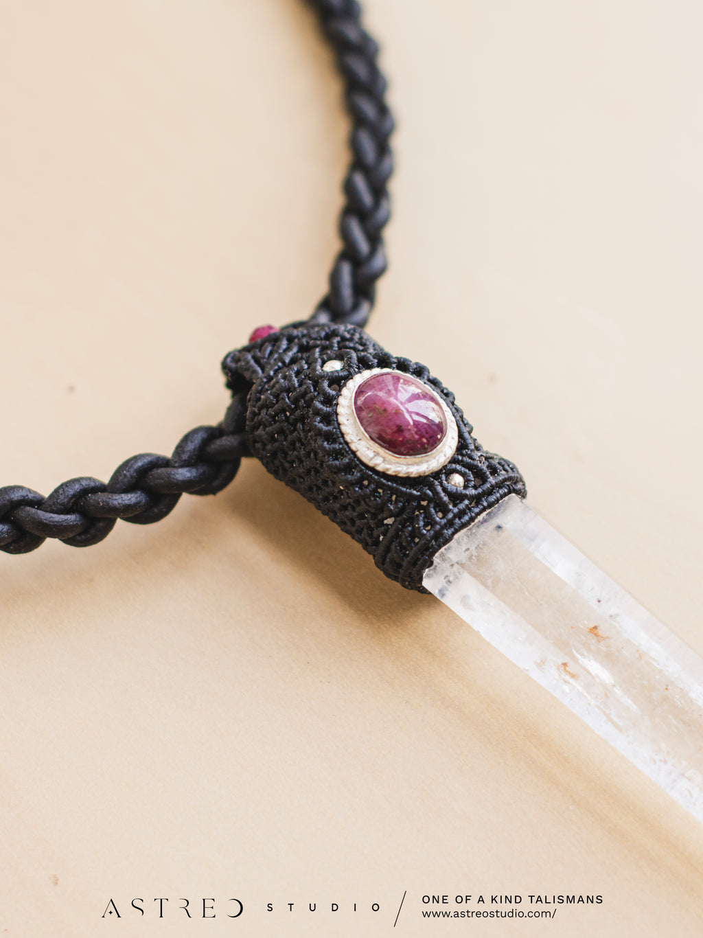 Collar Macrame y Cuero Cuarzo Lemuriano A+++ y Rubi Star