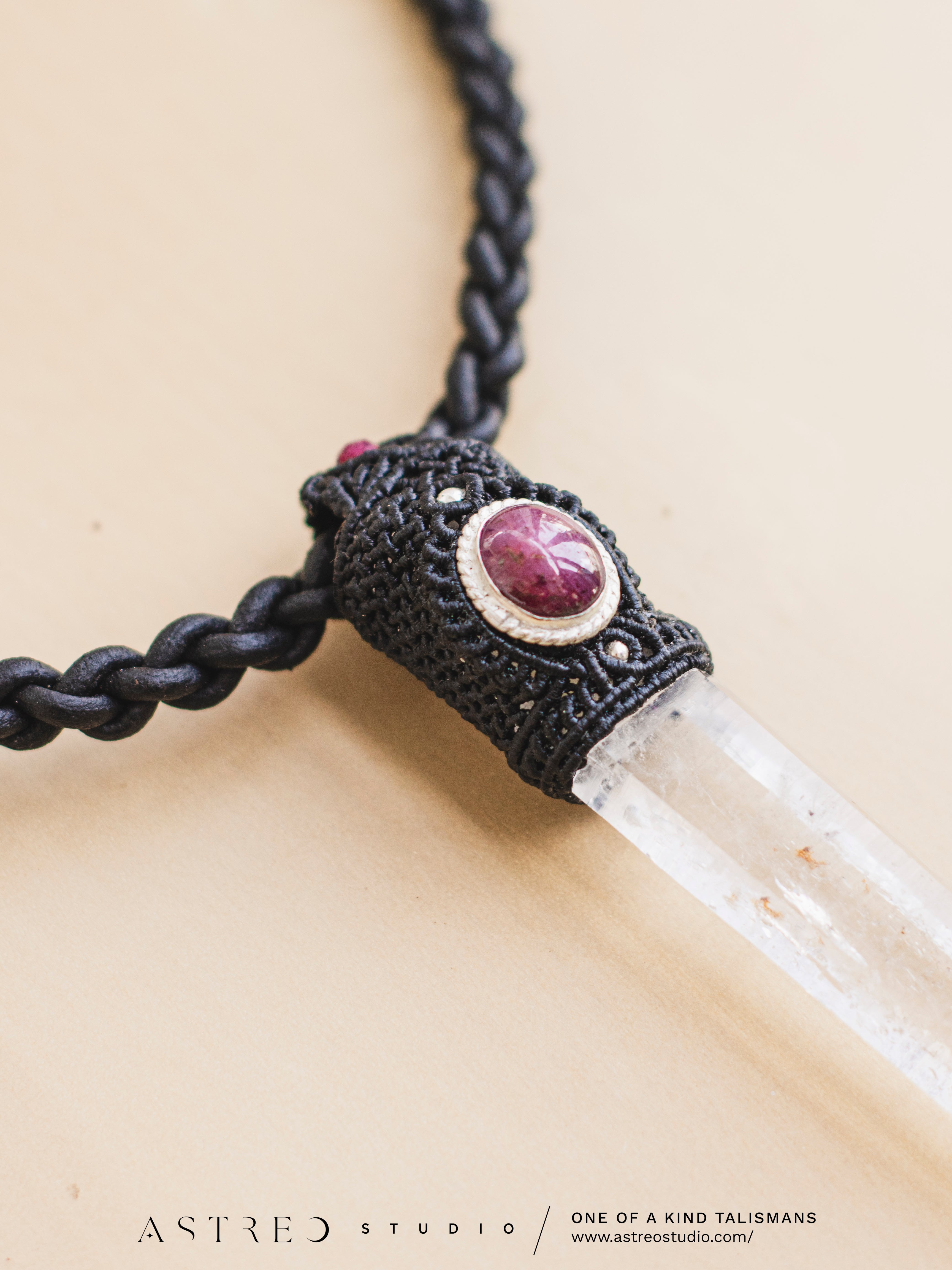 Collar Macrame y Cuero Cuarzo Lemuriano A+++ y Rubi Star