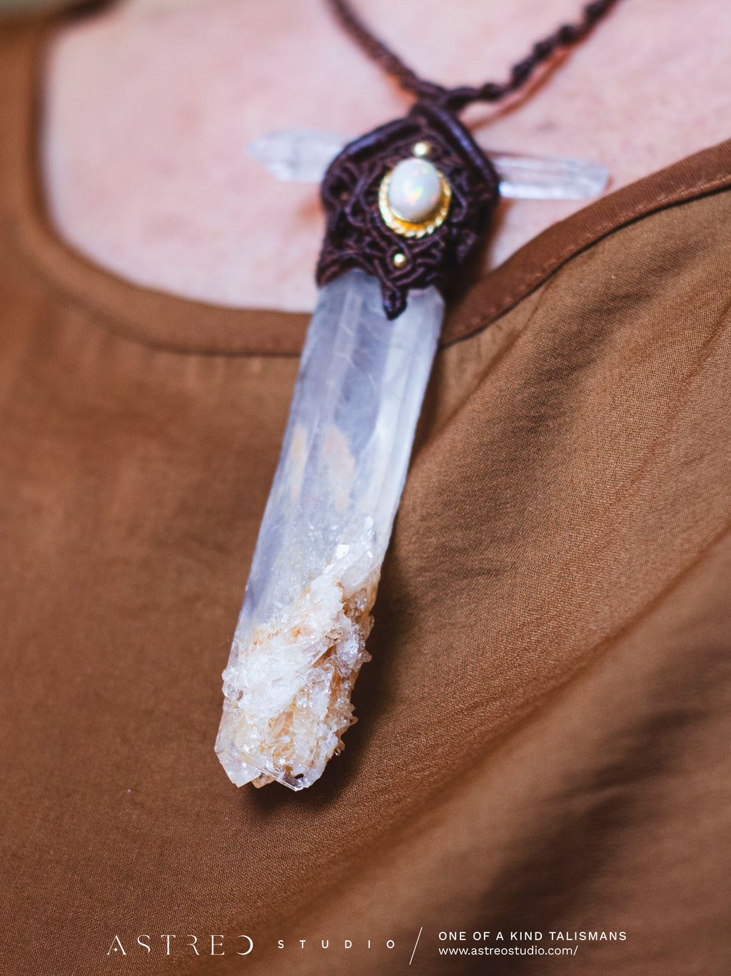 Collar Macrame Espada Cuarzo Lemuriano Golden Healer y Opalo Etiope