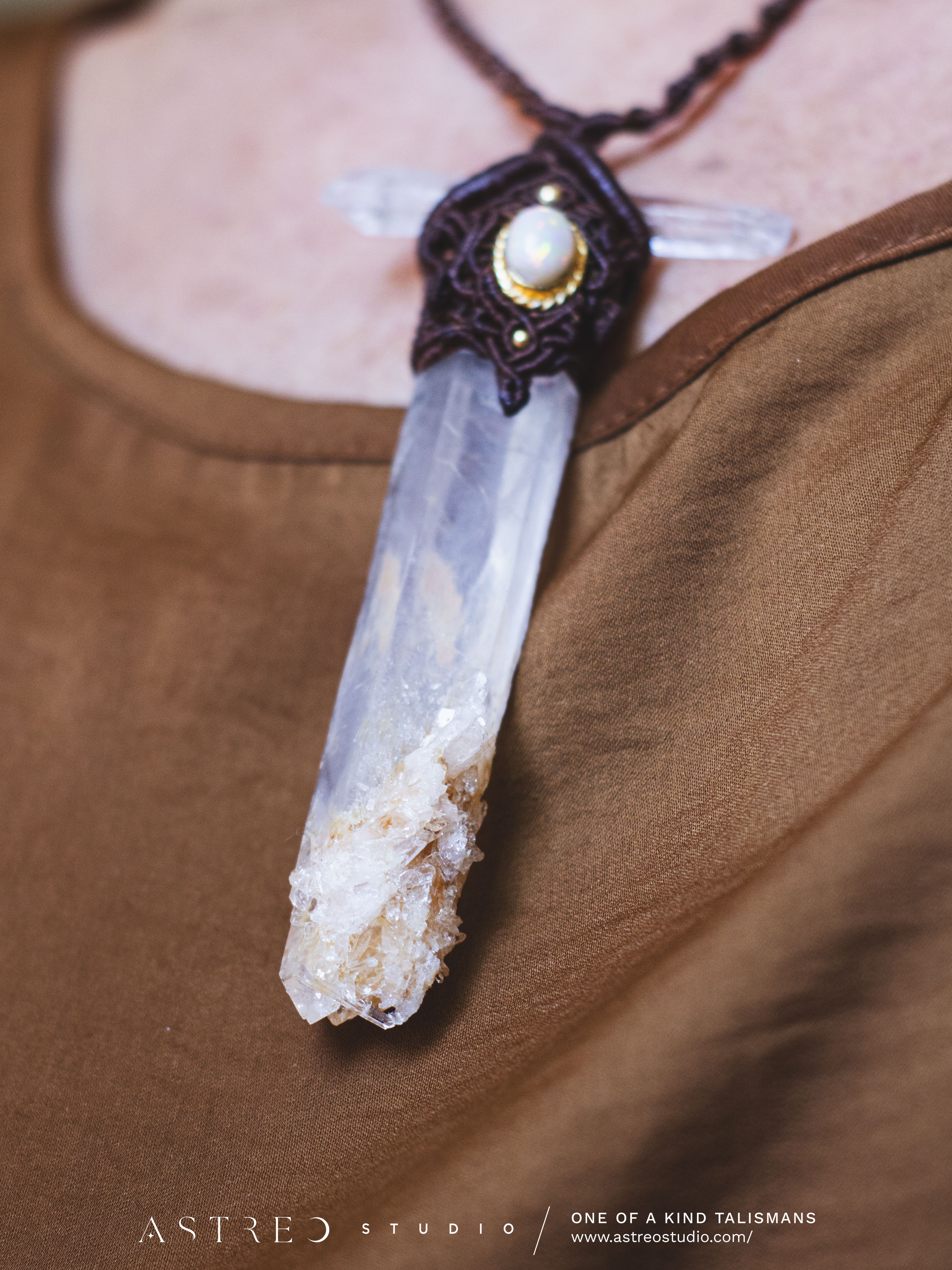 Collar Macrame Espada Cuarzo Lemuriano Golden Healer y Opalo Etiope