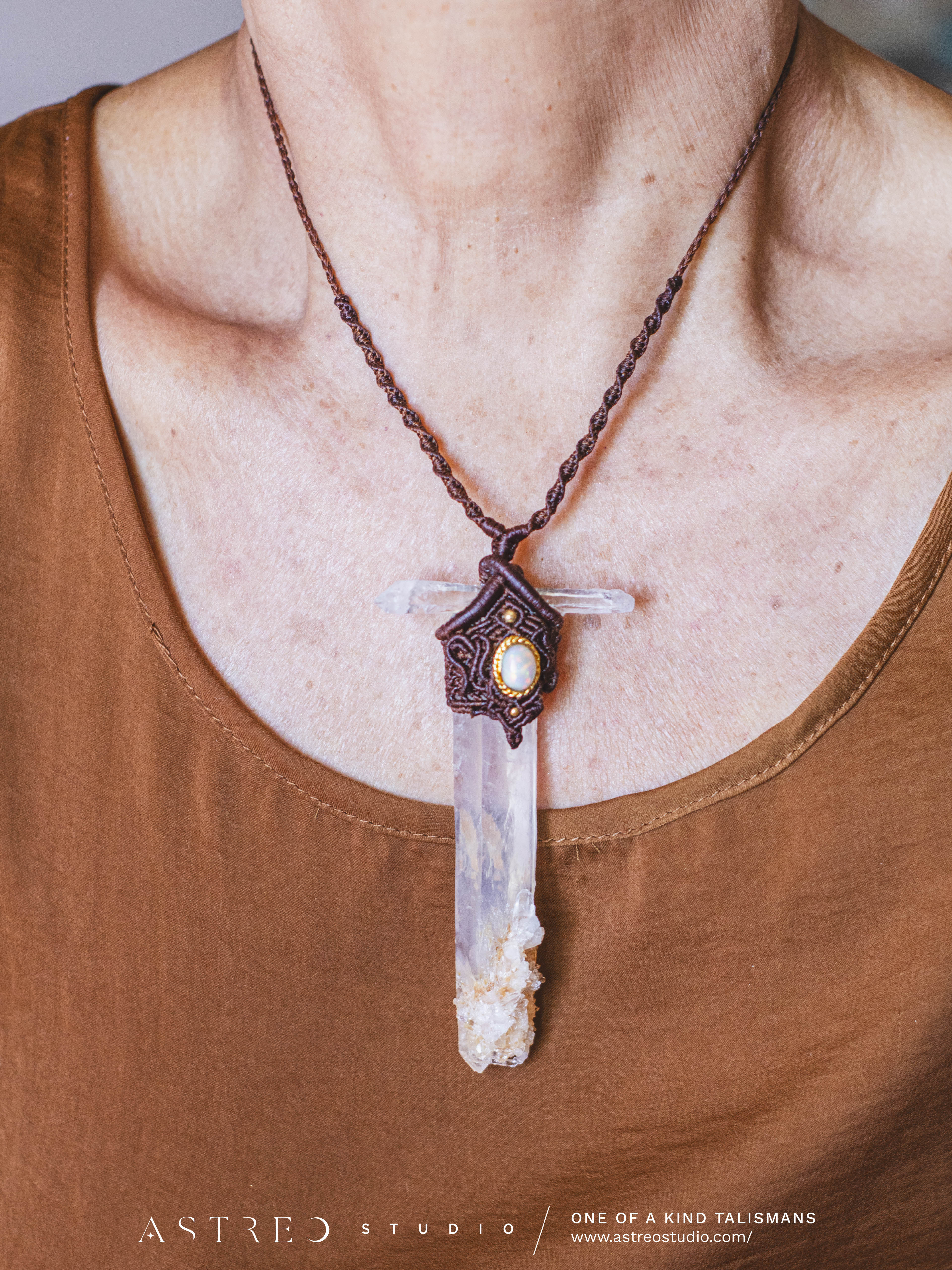 Collar Macrame Espada Cuarzo Lemuriano Golden Healer y Opalo Etiope
