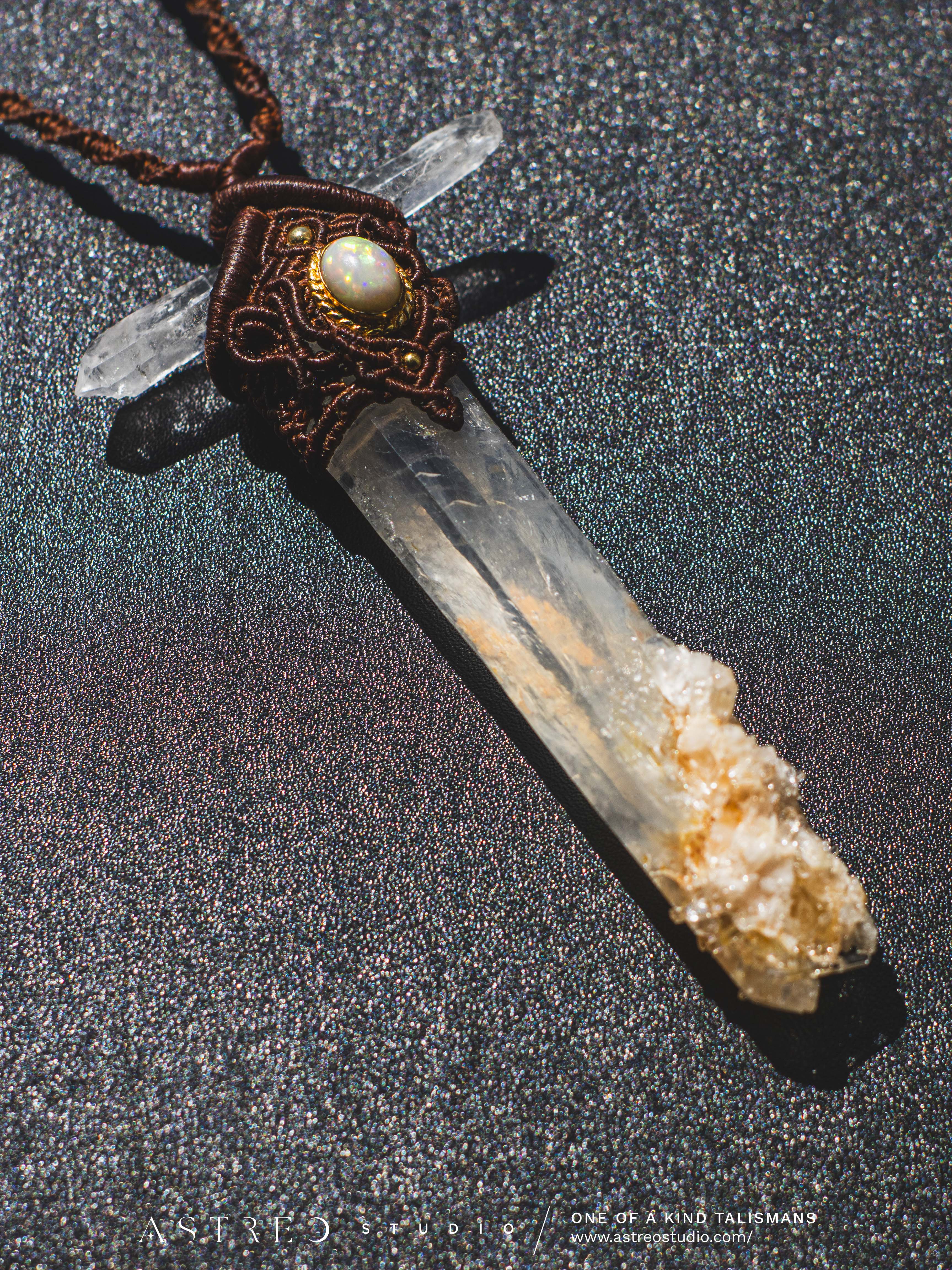 Collar Macrame Espada Cuarzo Lemuriano Golden Healer y Opalo Etiope