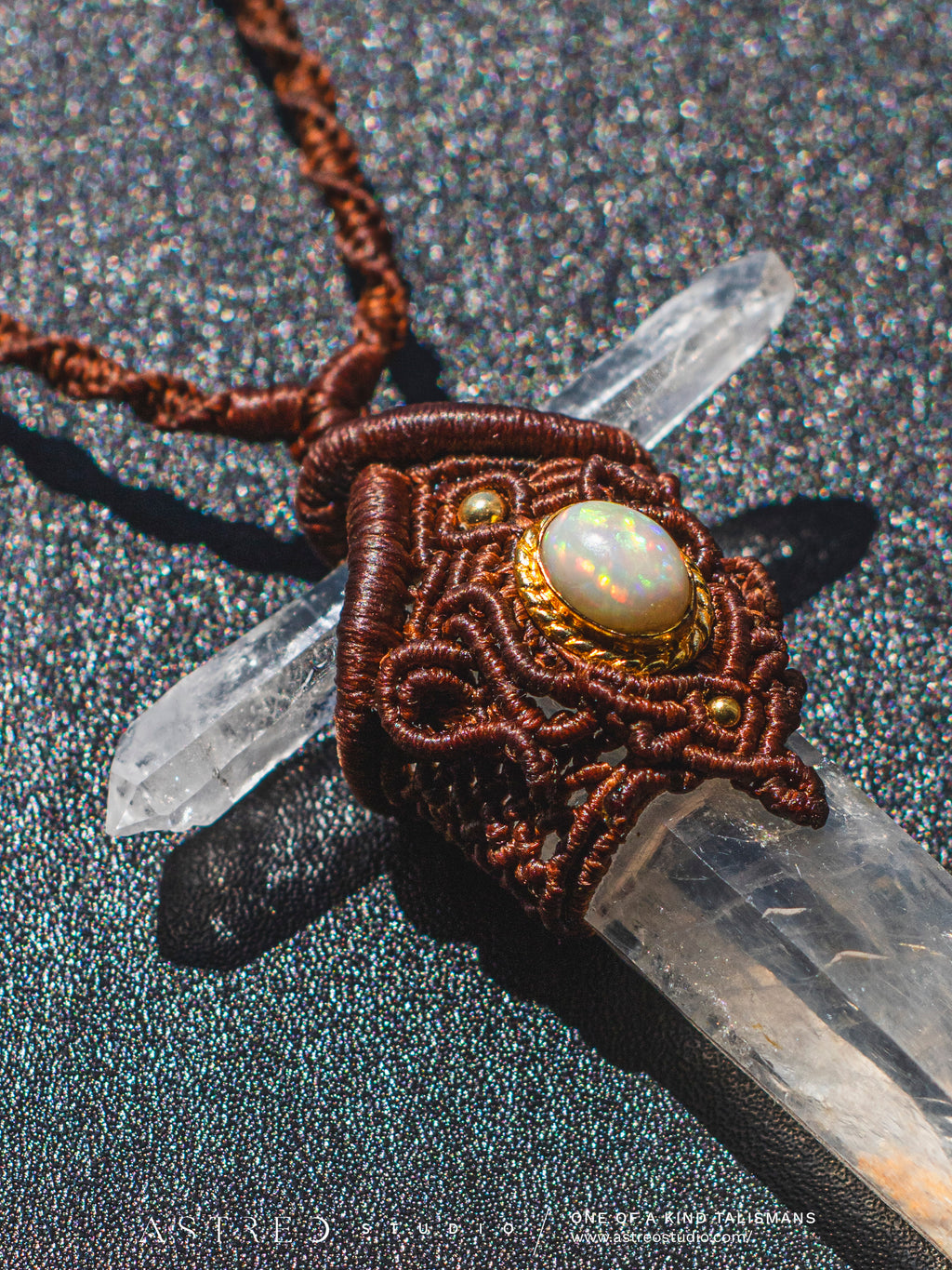 Collar Macrame Espada Cuarzo Lemuriano Golden Healer y Opalo Etiope