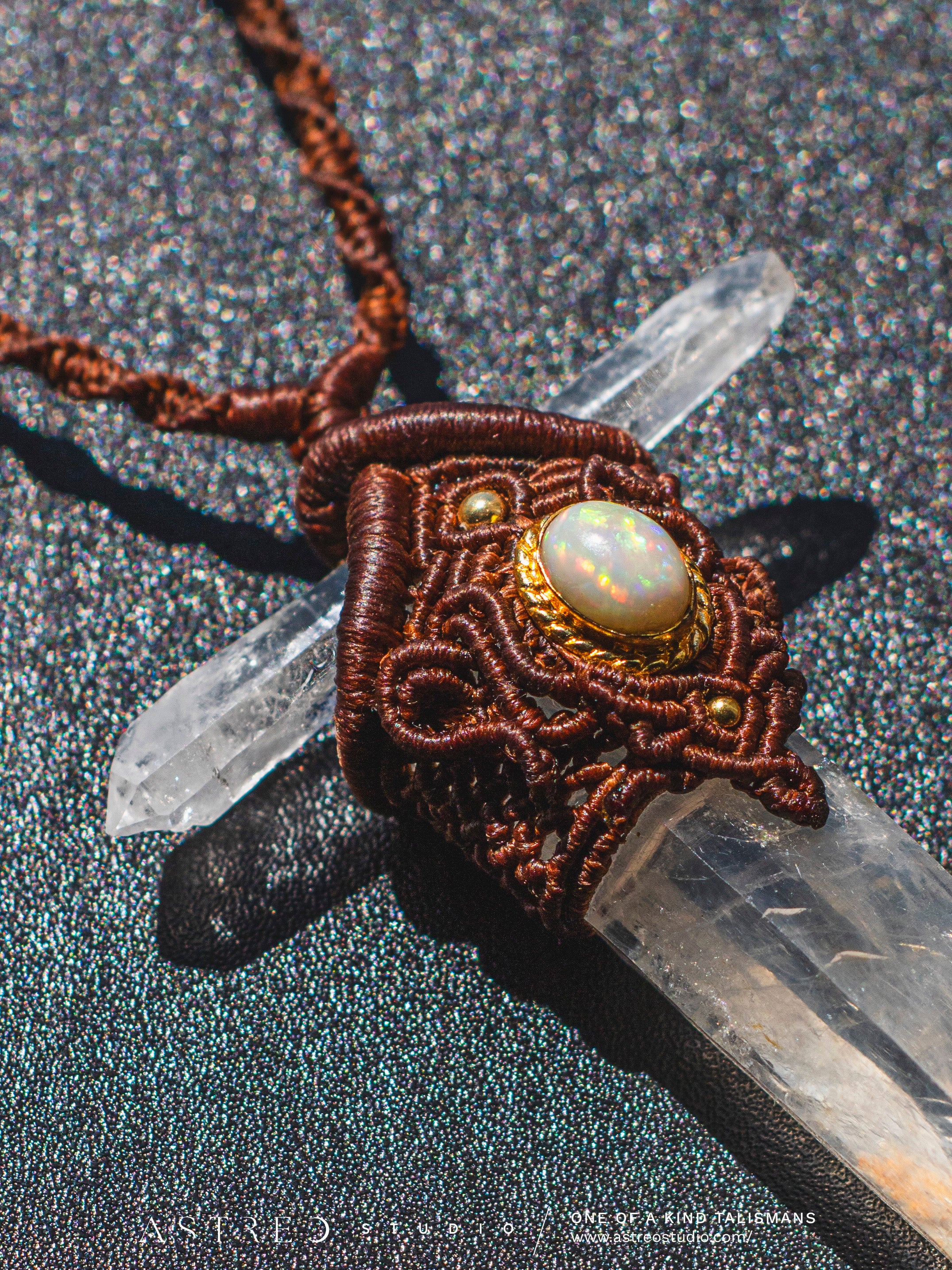 Collar Macrame Espada Cuarzo Lemuriano Golden Healer y Opalo Etiope