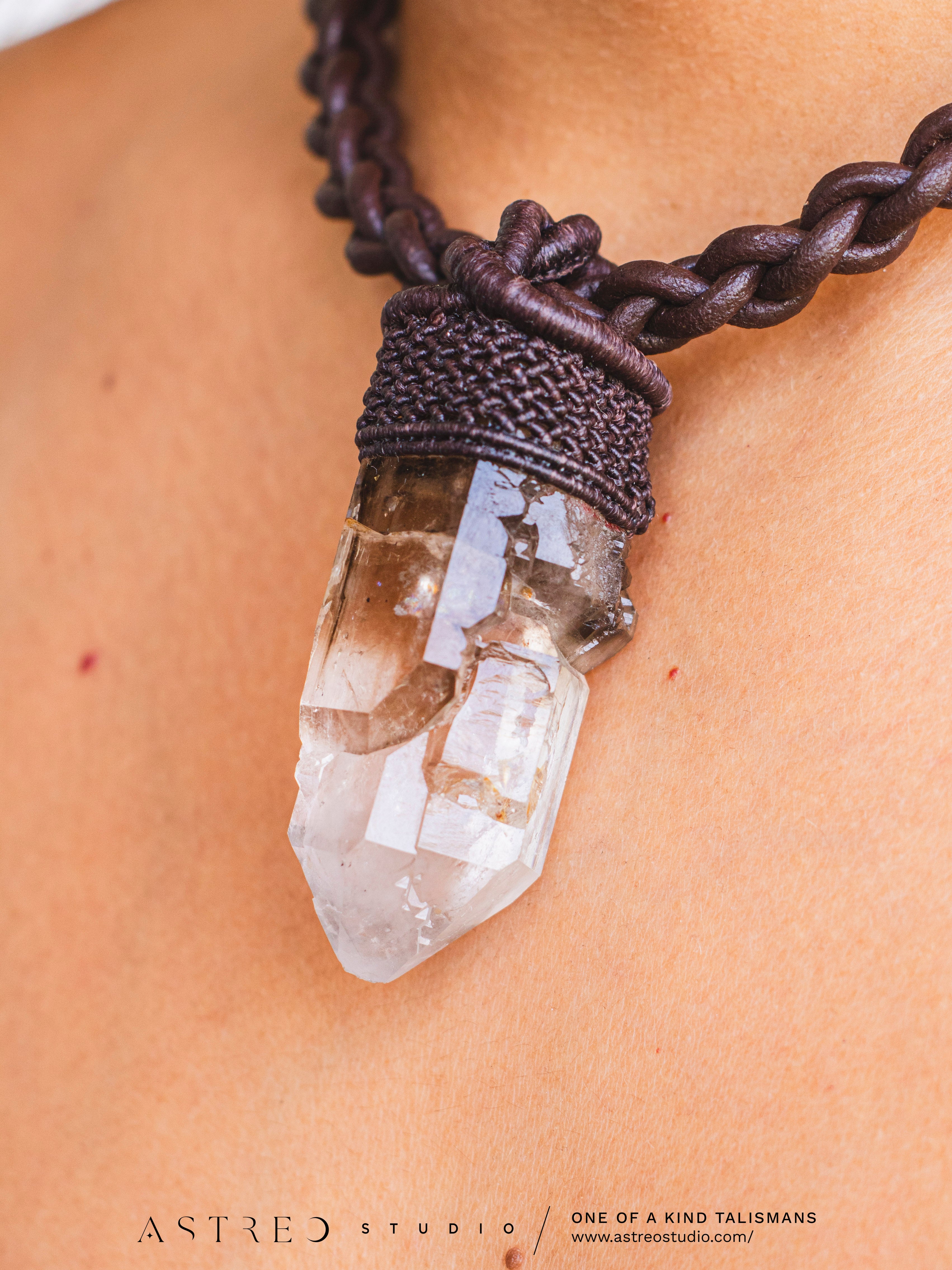 Collar Macrame y Cuero con Cuarzo Maestro Elestial A+++