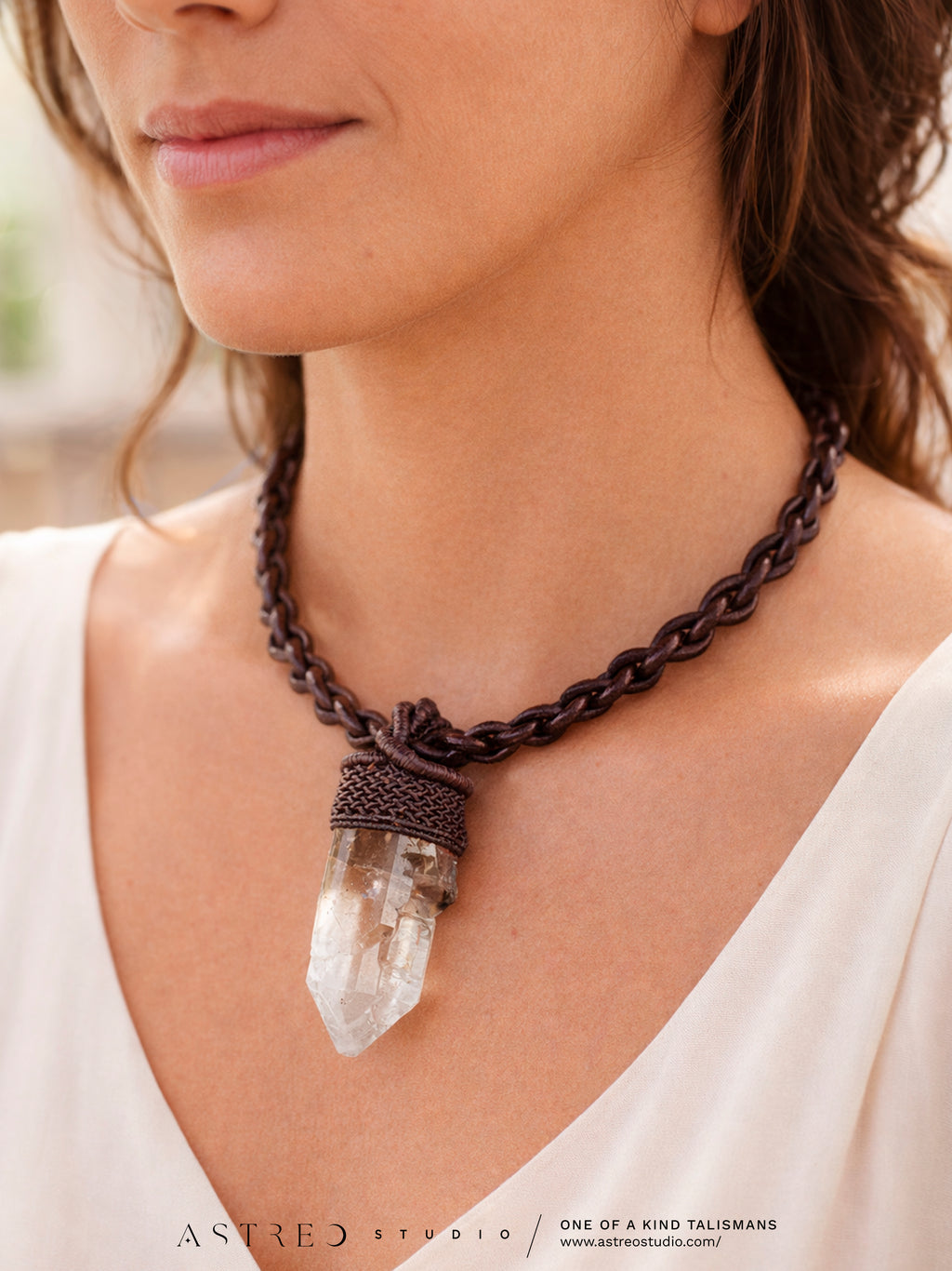 Collar Macrame y Cuero con Cuarzo Maestro Elestial A+++