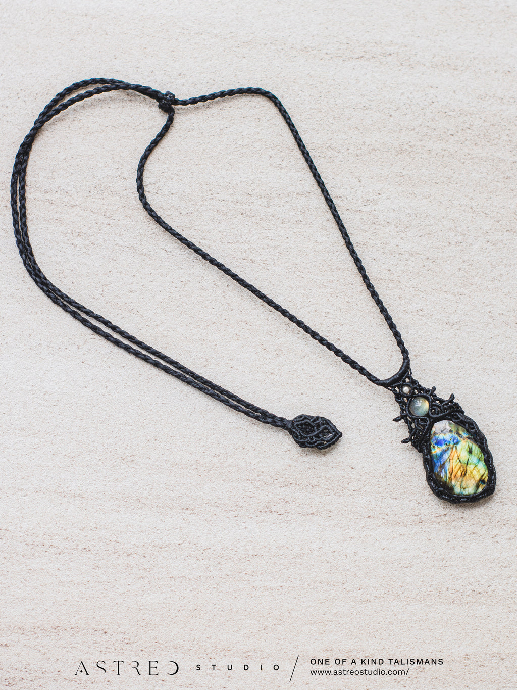 Collar Macrame Labradorita Asimetrica