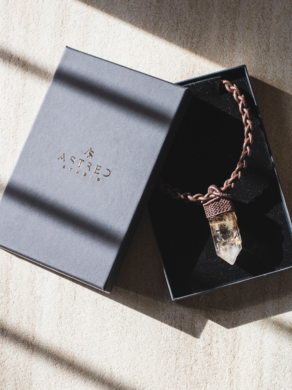 Collar Macrame y Cuero con Cuarzo Maestro Elestial A+++