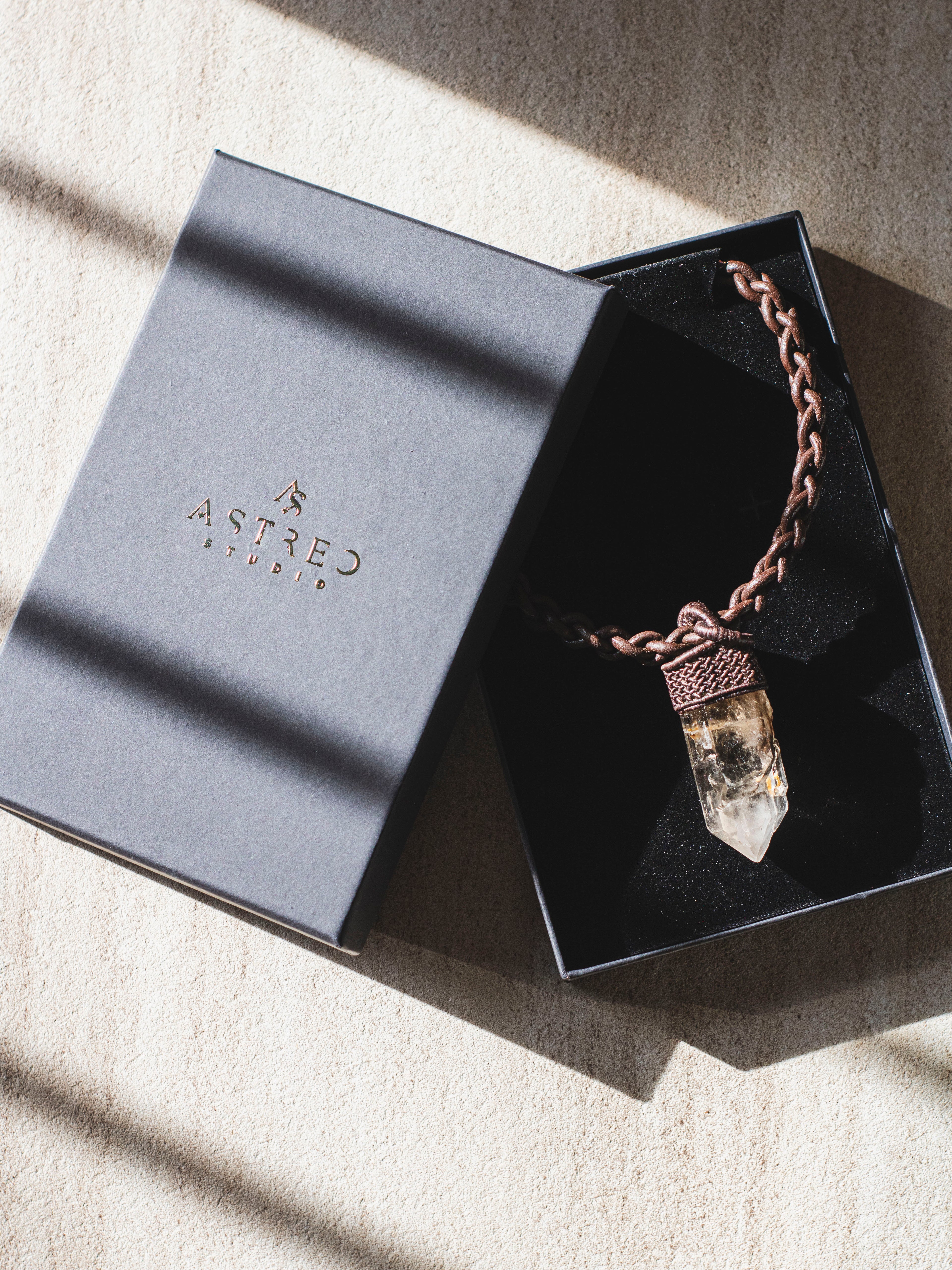 Collar Macrame y Cuero con Cuarzo Maestro Elestial A+++