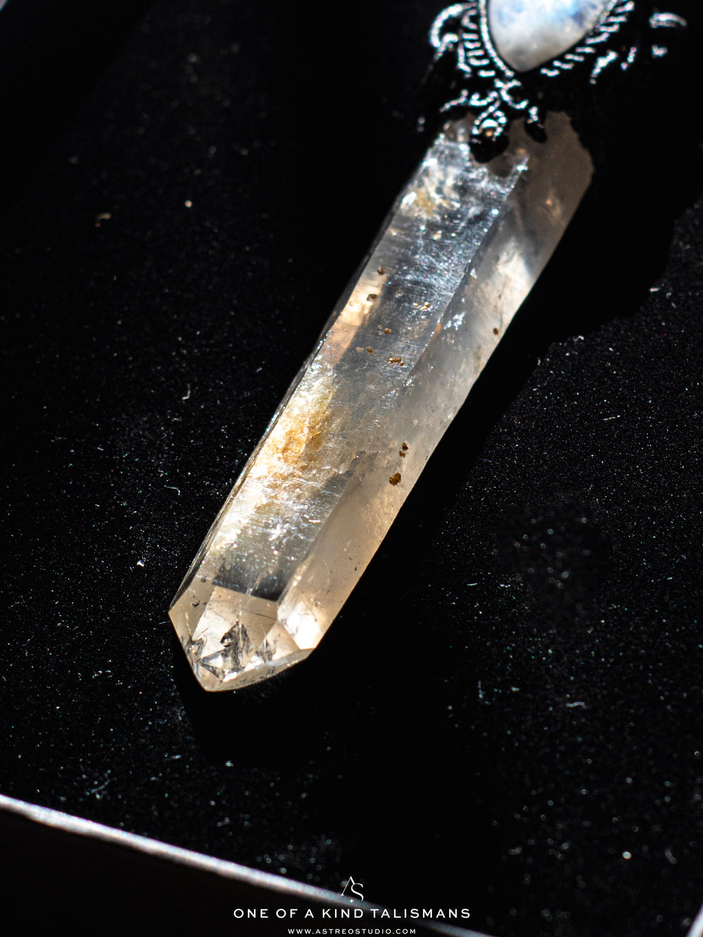 [Edición Colleccionista]: Collar Macrame Varita Cuarzo Lemuriano Blue Smoke Golden Healer y Labradorita A+++