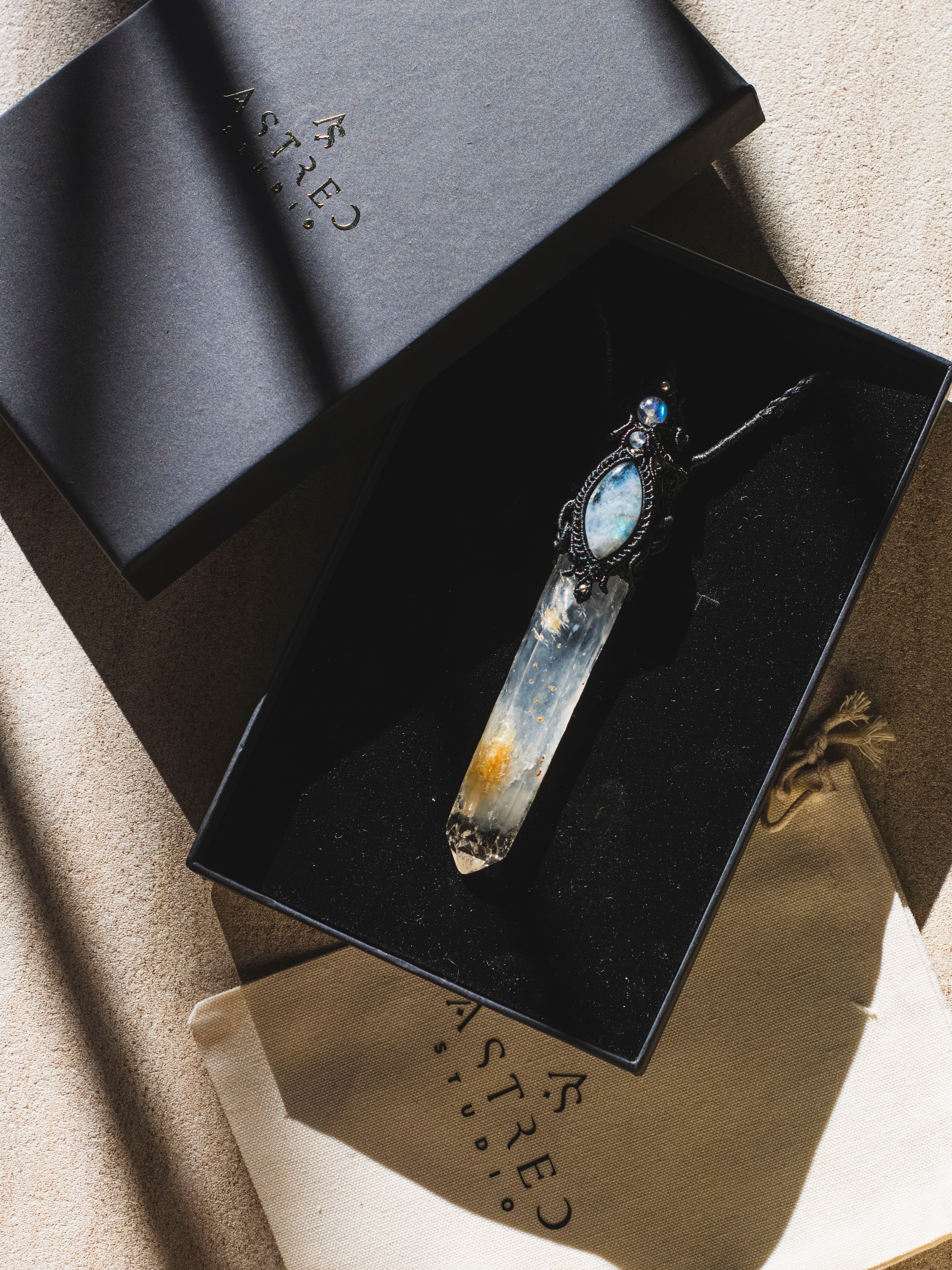 [Edición Colleccionista]: Collar Macrame Varita Cuarzo Lemuriano Blue Smoke Golden Healer y Labradorita A+++