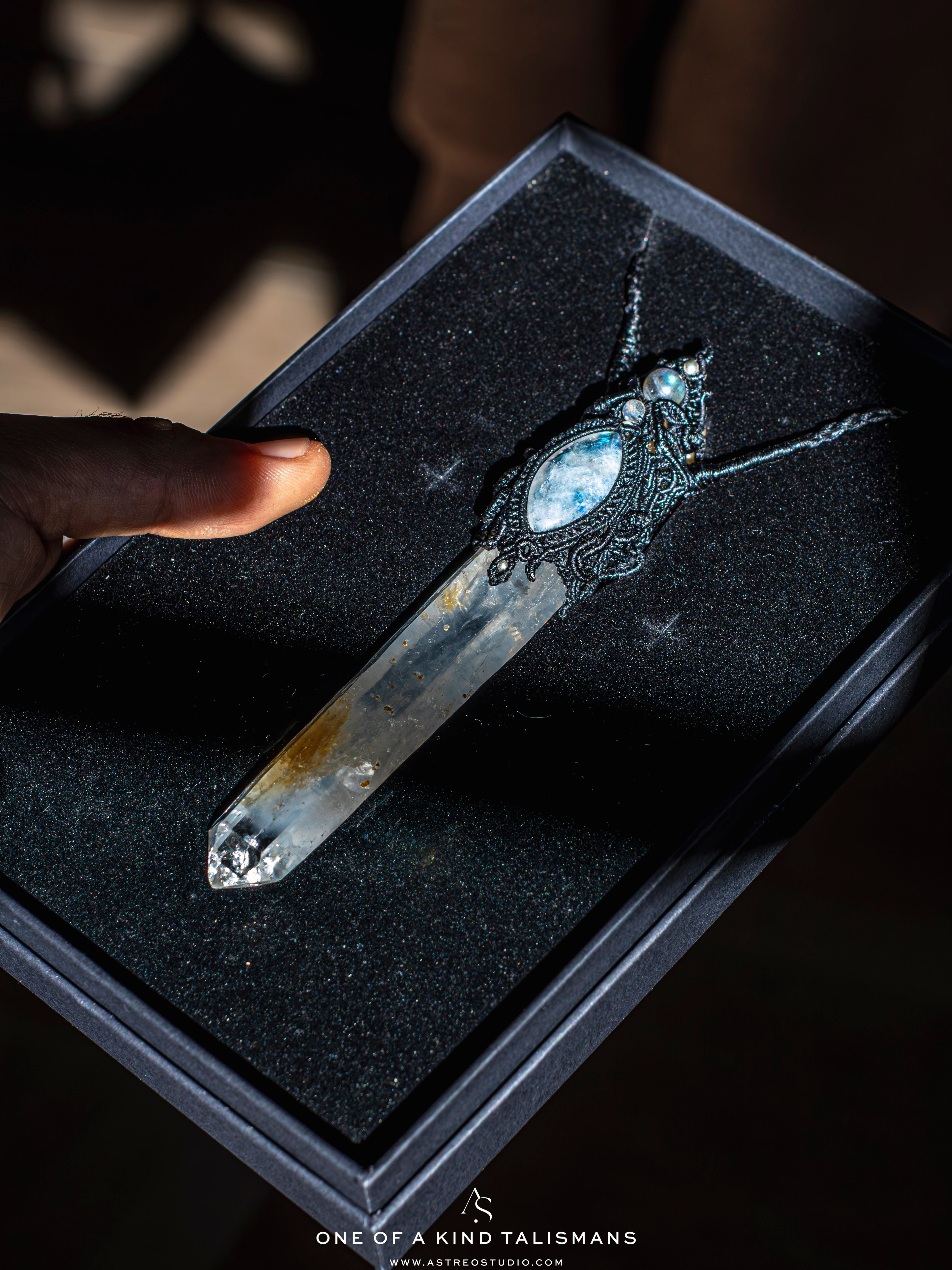 [Edición Colleccionista]: Collar Macrame Varita Cuarzo Lemuriano Blue Smoke Golden Healer y Labradorita A+++