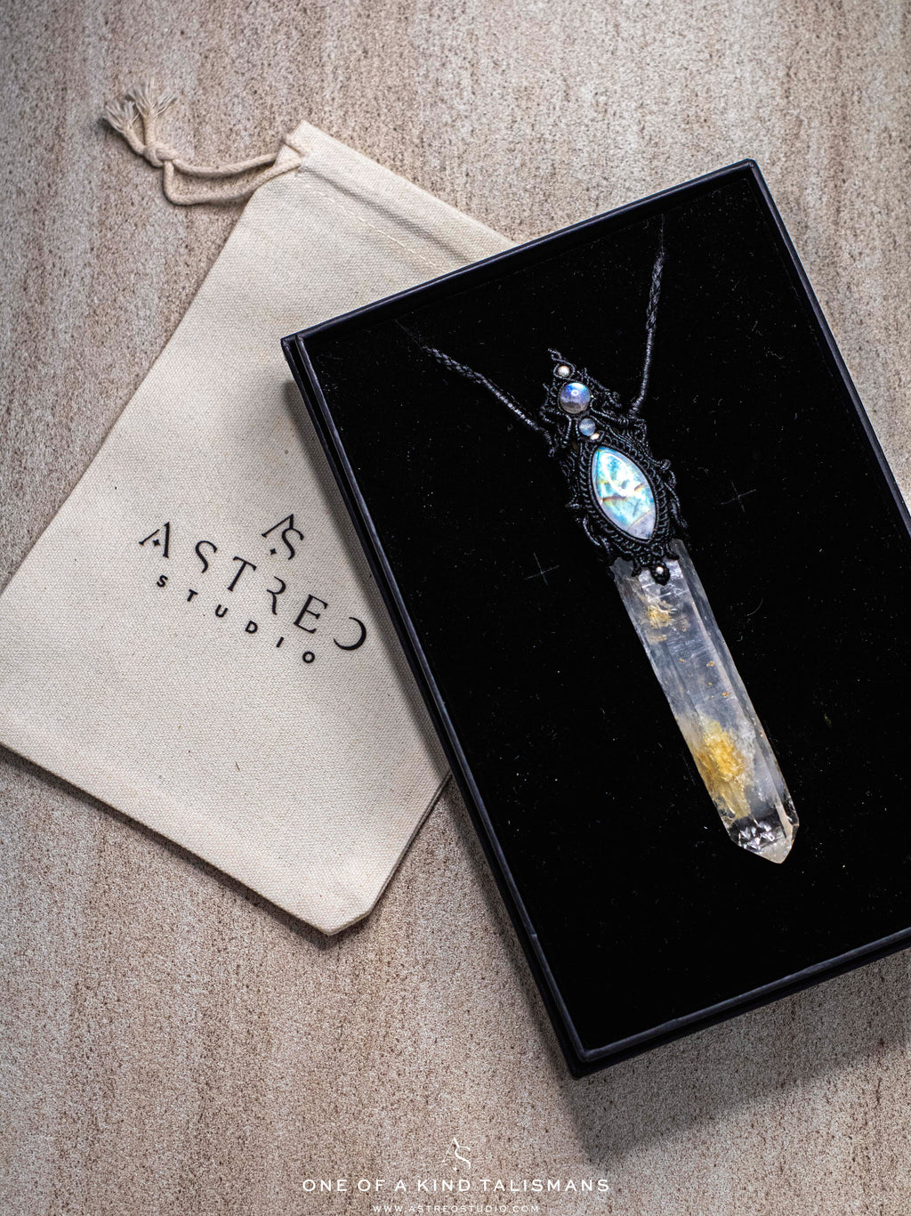 [Edición Colleccionista]: Collar Macrame Varita Cuarzo Lemuriano Blue Smoke Golden Healer y Labradorita A+++