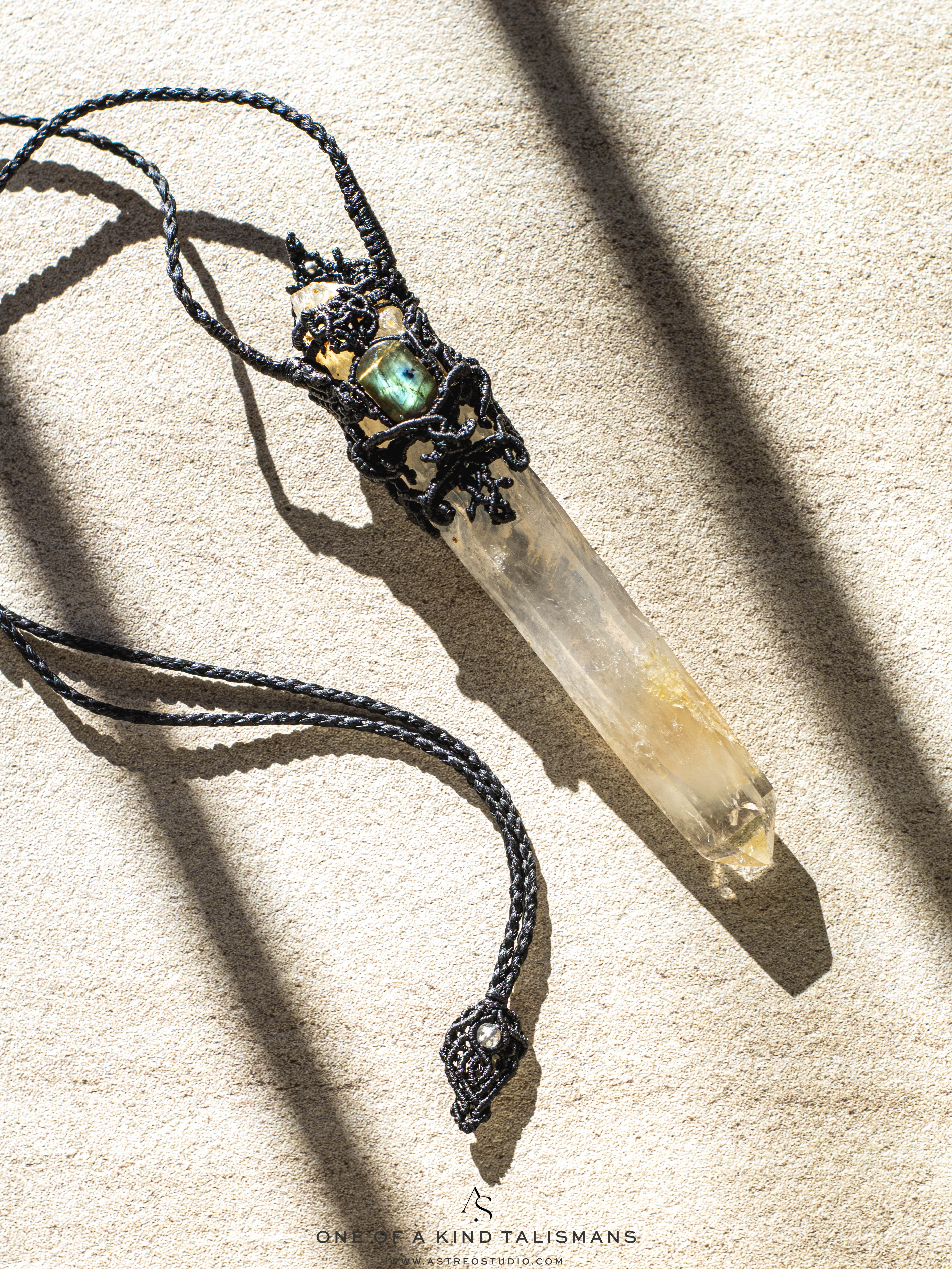 [Edición Colleccionista]: Collar Macrame Varita Cuarzo Lemuriano Blue Smoke Golden Healer y Labradorita A+++