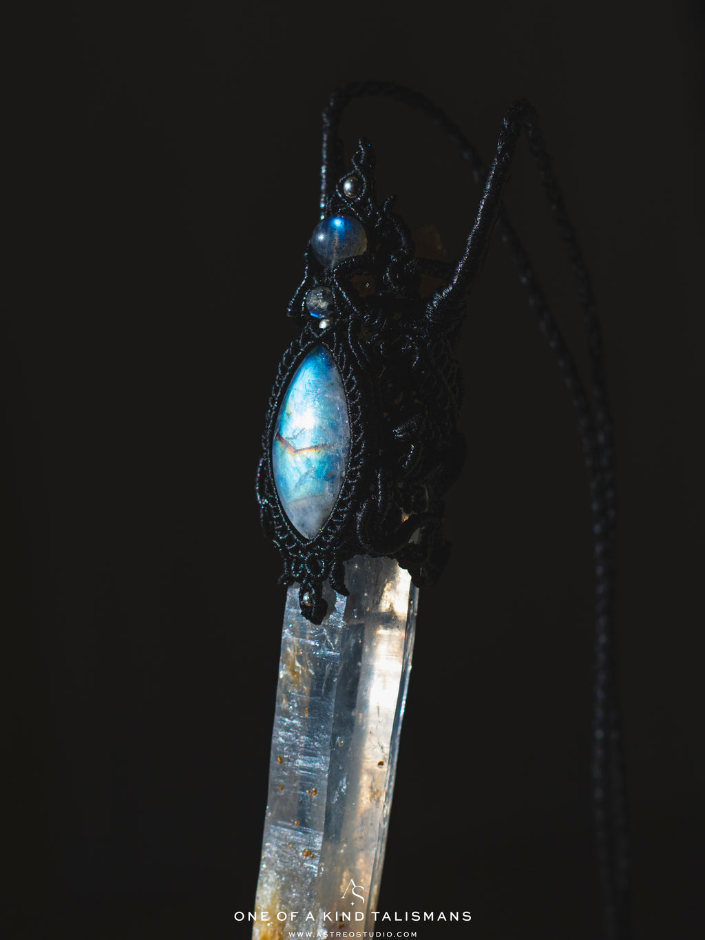 [Edición Colleccionista]: Collar Macrame Varita Cuarzo Lemuriano Blue Smoke Golden Healer y Labradorita A+++