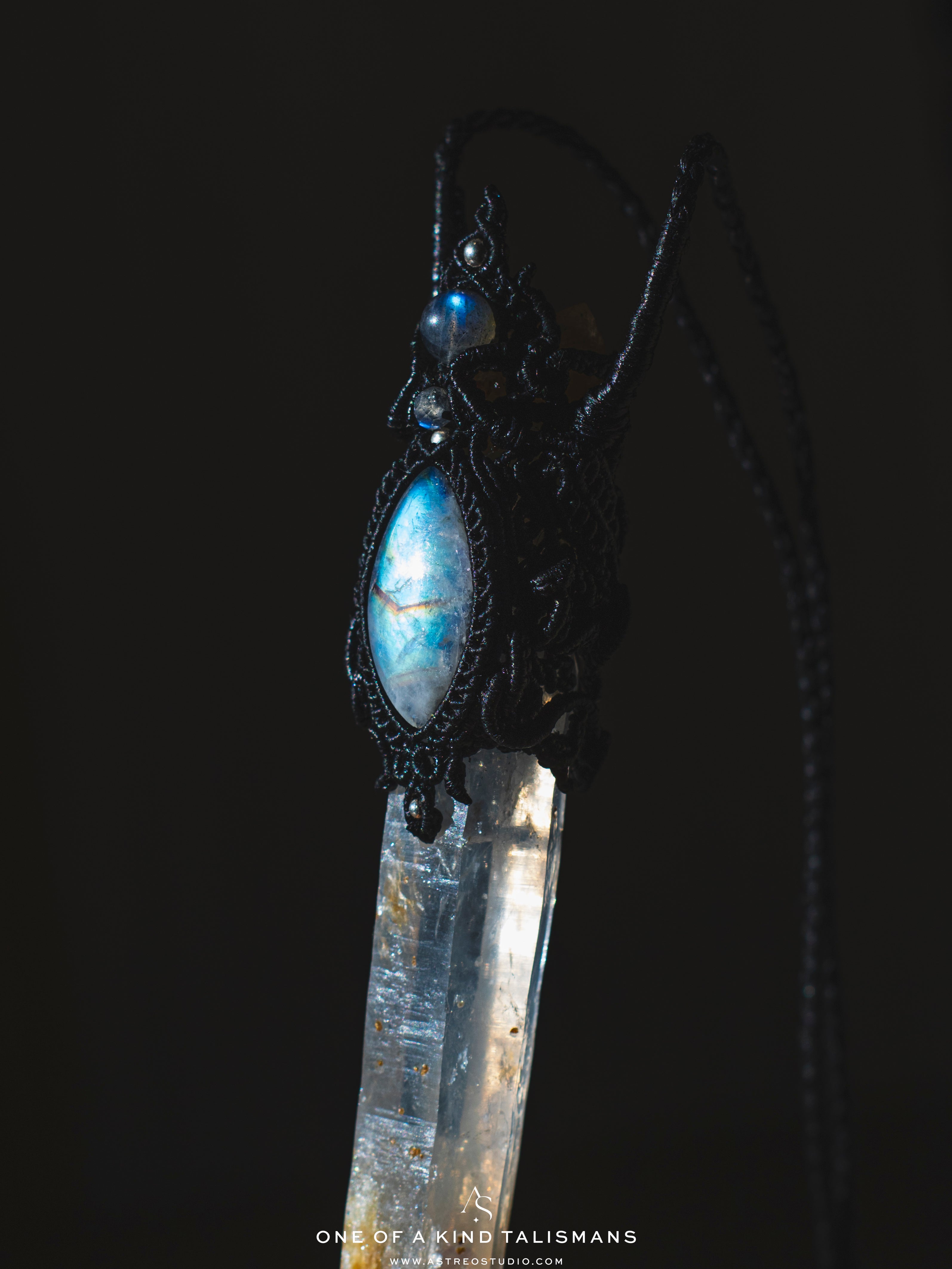 [Edición Colleccionista]: Collar Macrame Varita Cuarzo Lemuriano Blue Smoke Golden Healer y Labradorita A+++