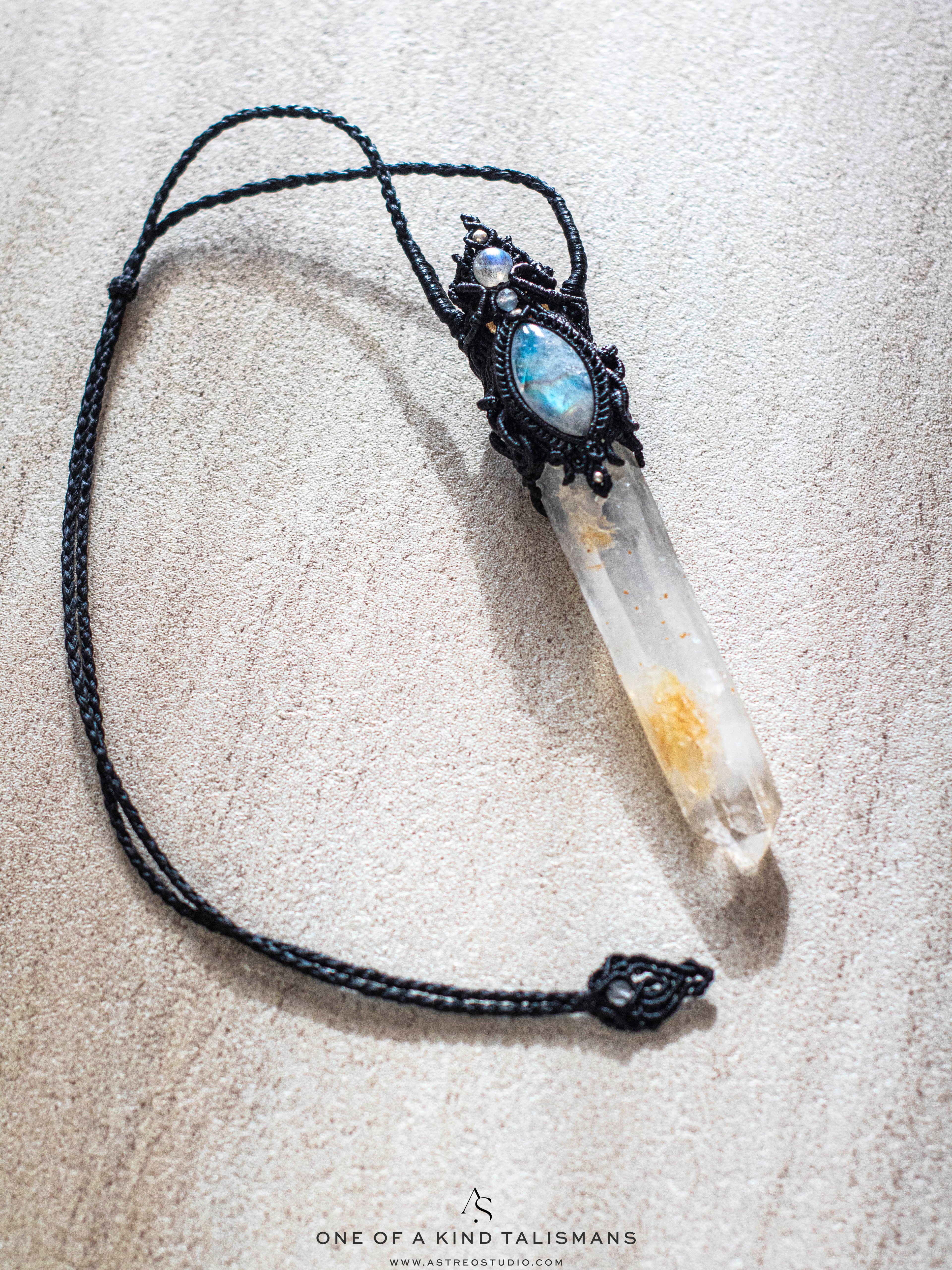[Edición Colleccionista]: Collar Macrame Varita Cuarzo Lemuriano Blue Smoke Golden Healer y Labradorita A+++