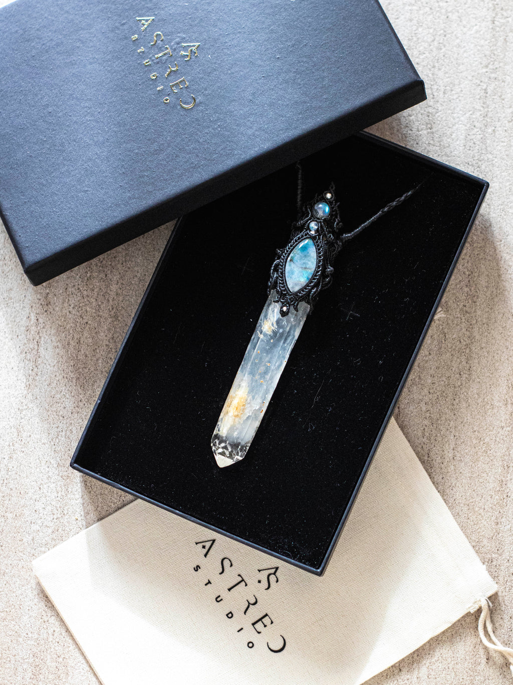 [Edición Colleccionista]: Collar Macrame Varita Cuarzo Lemuriano Blue Smoke Golden Healer y Labradorita A+++