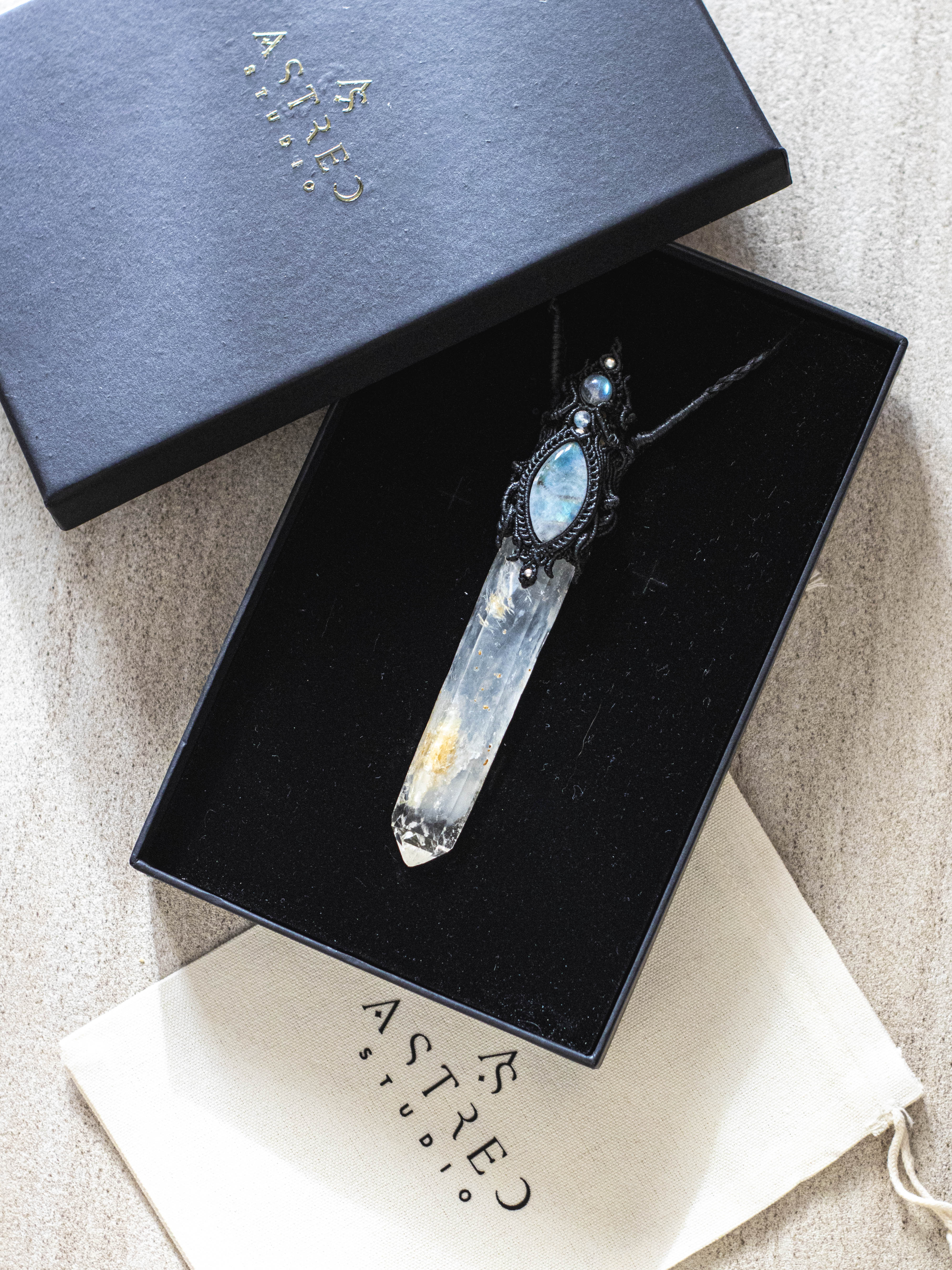 [Edición Colleccionista]: Collar Macrame Varita Cuarzo Lemuriano Blue Smoke Golden Healer y Labradorita A+++