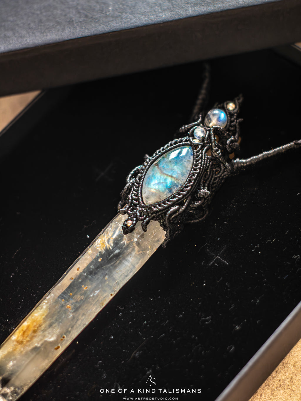 [Edición Colleccionista]: Collar Macrame Varita Cuarzo Lemuriano Blue Smoke Golden Healer y Labradorita A+++