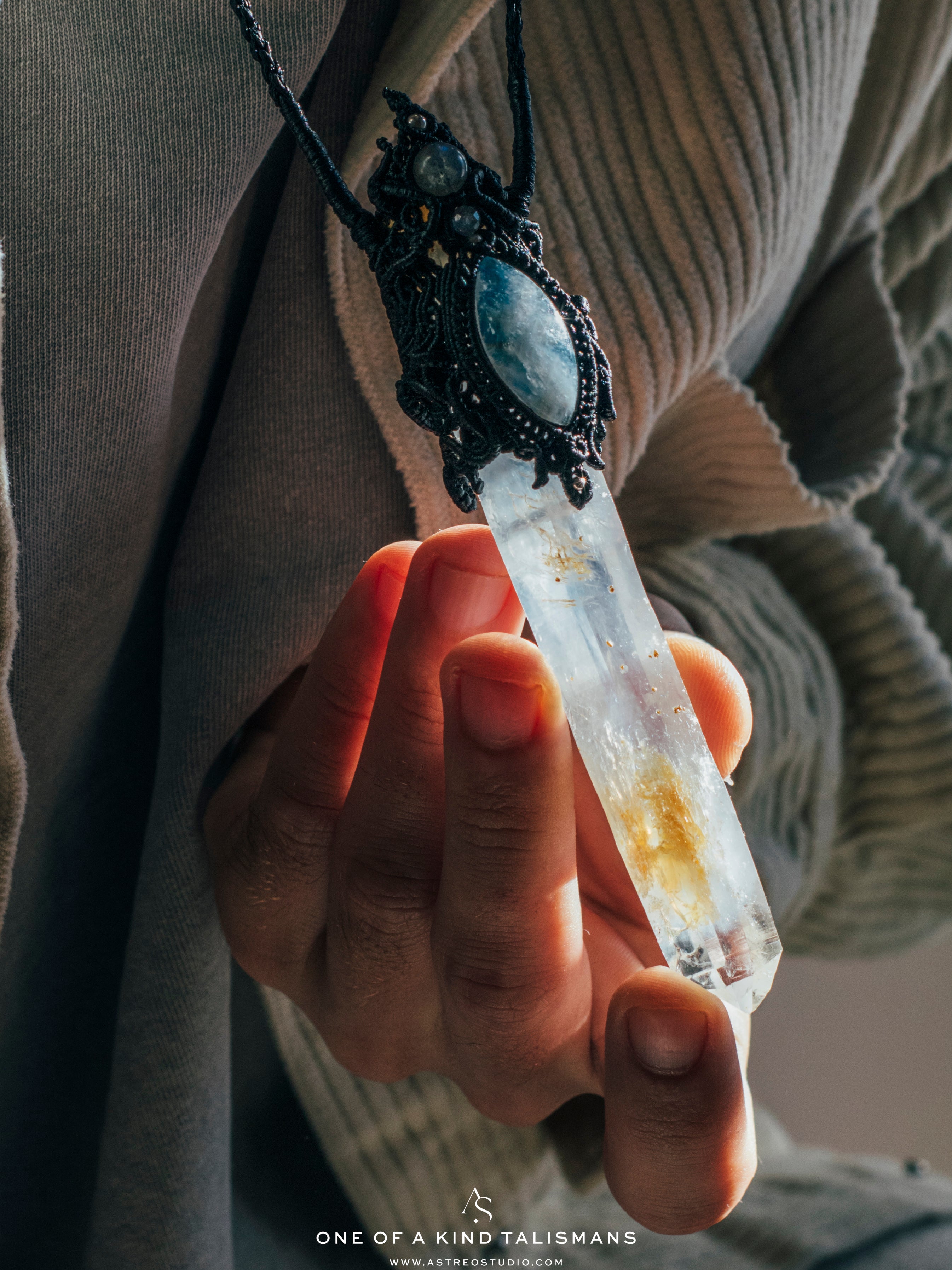 [Edición Colleccionista]: Collar Macrame Varita Cuarzo Lemuriano Blue Smoke Golden Healer y Labradorita A+++