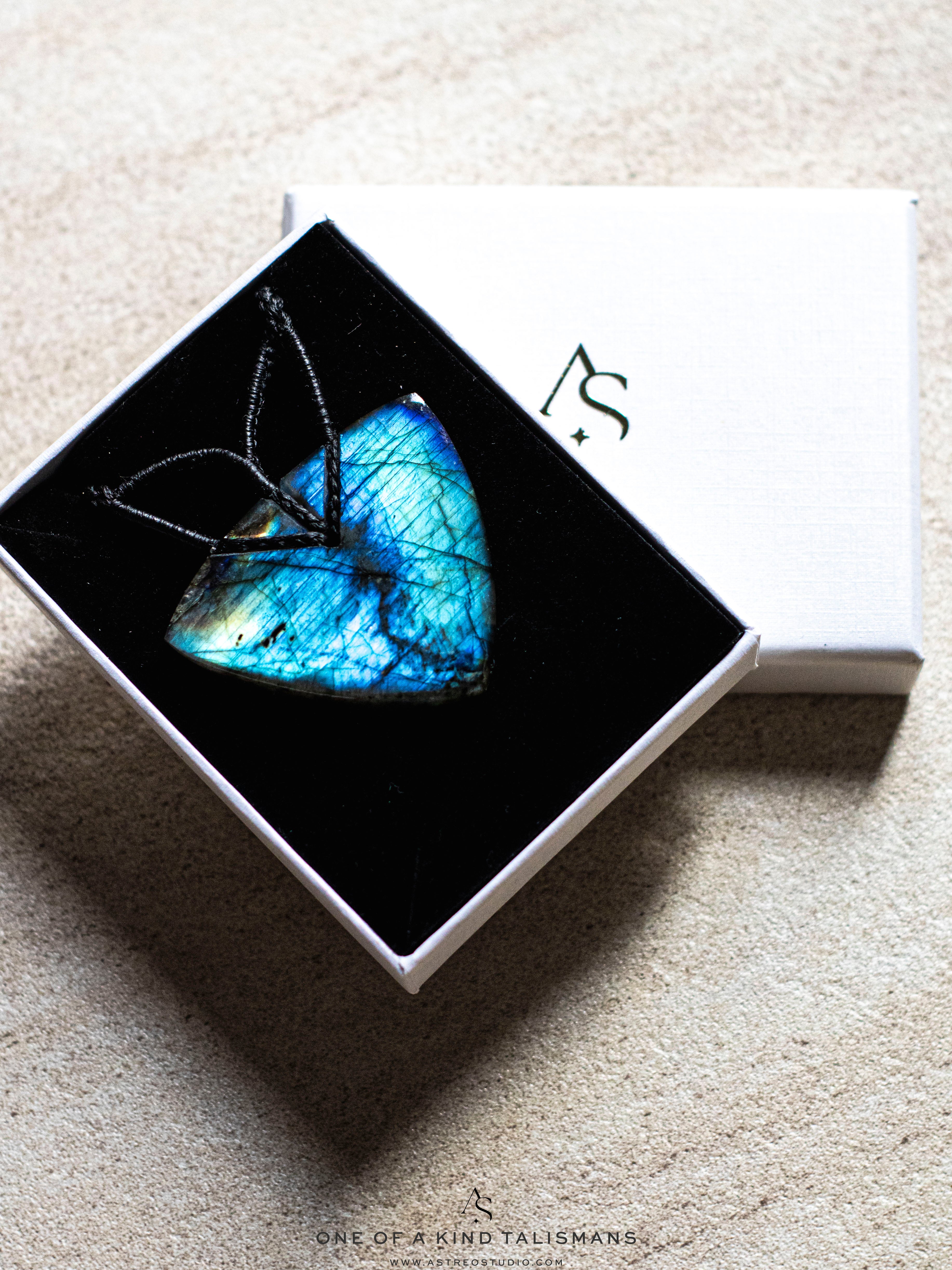 Collar Macrame Labradorita Azul Triangular