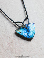 Collar Macrame Labradorita Azul Triangular