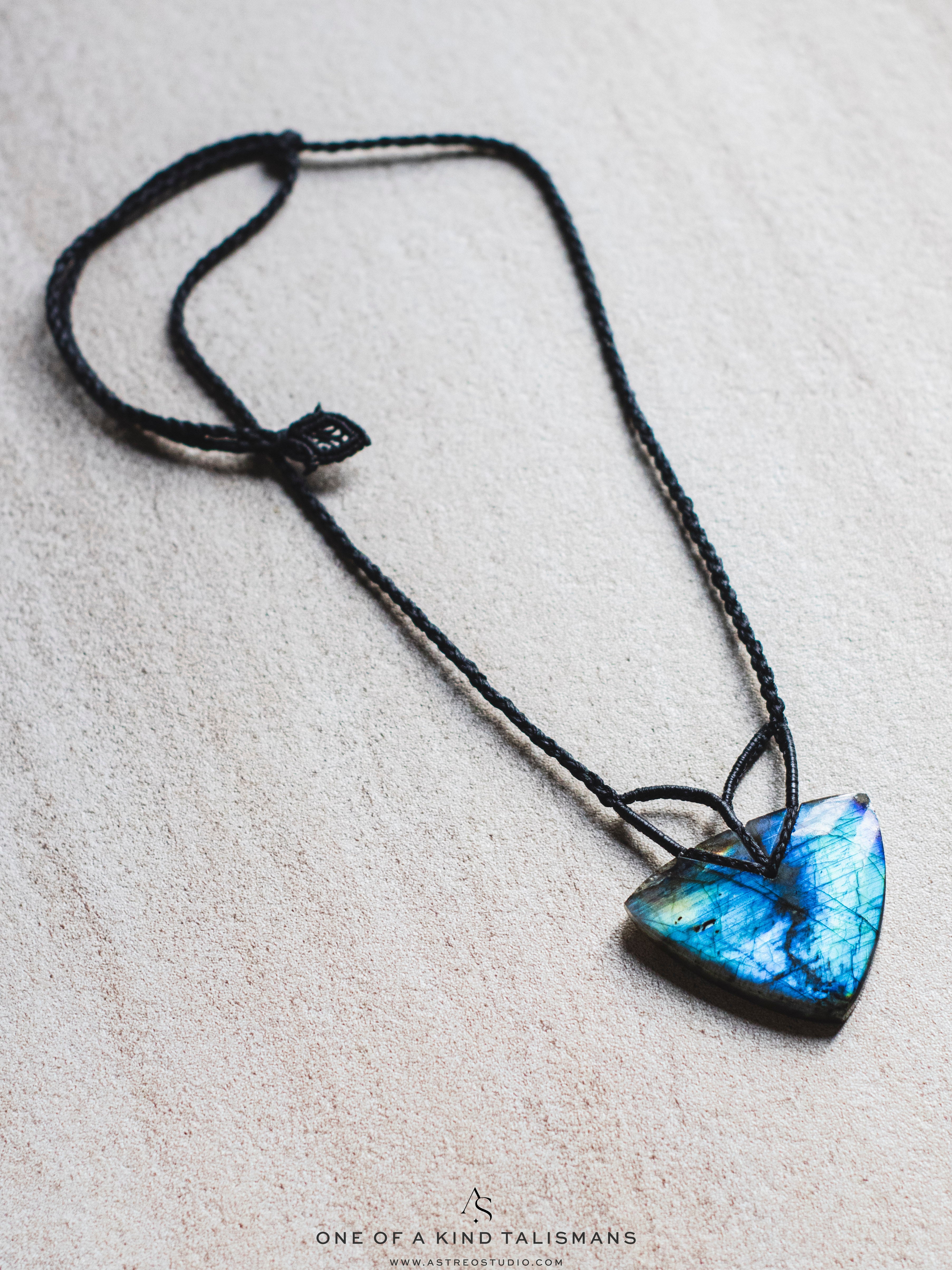 Collar Macrame Labradorita Azul Triangular