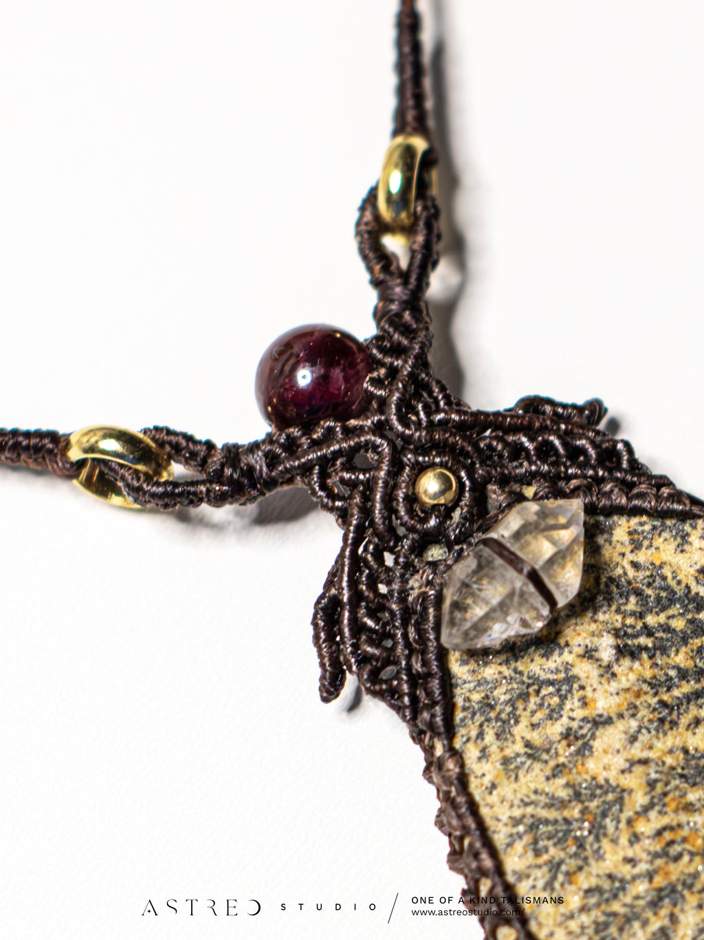 Collar Macrame Pirolusita Dendritica con Granates