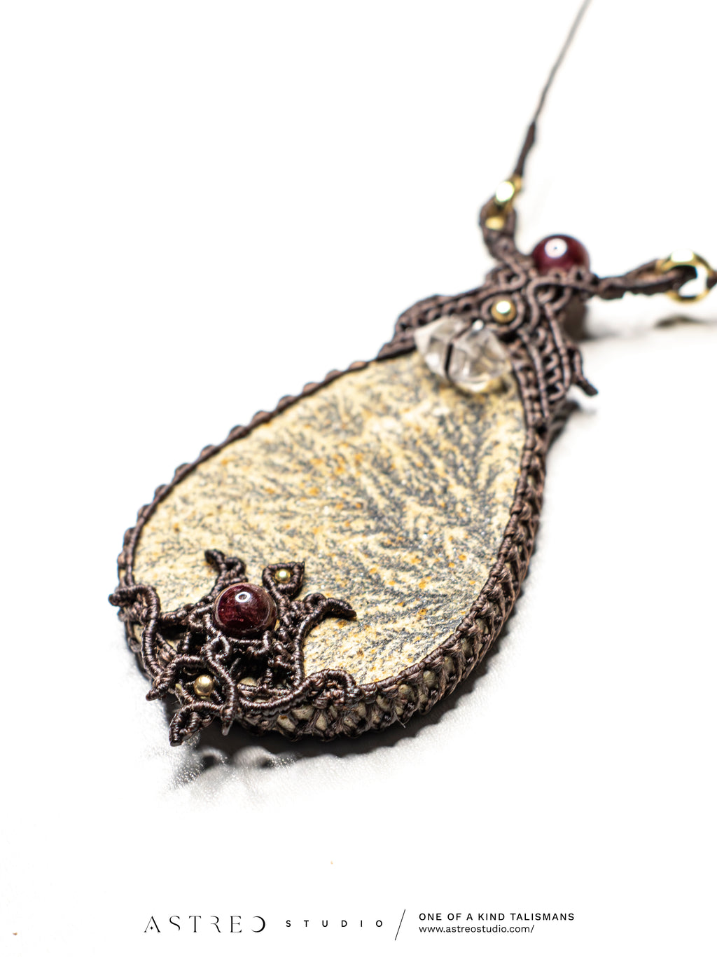 Collar Macrame Pirolusita Dendritica con Granates